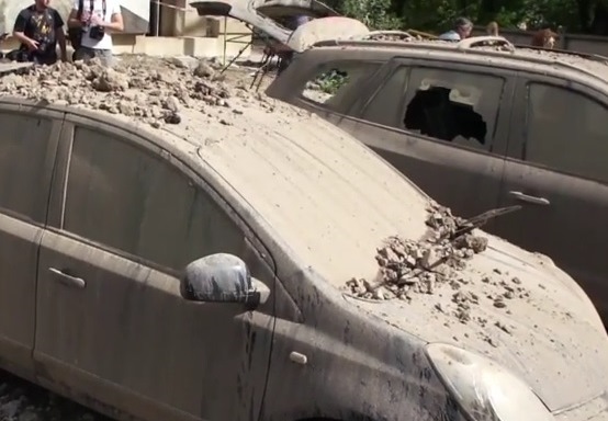 Спуканият водопровод в Киев повреди и автомобили