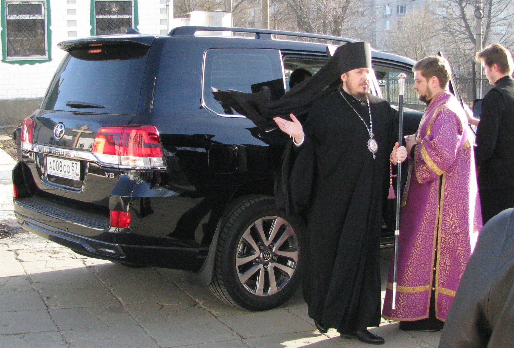 Недоволство срещу руски епископ с джип за €100 000