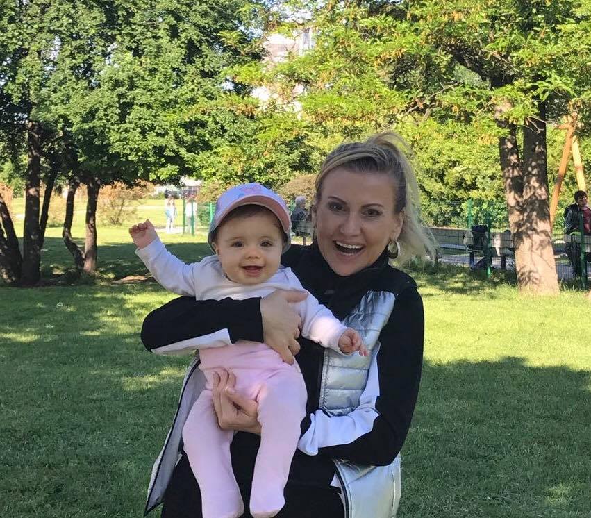 Илиана Раева на разходка с внучка си (снимки)