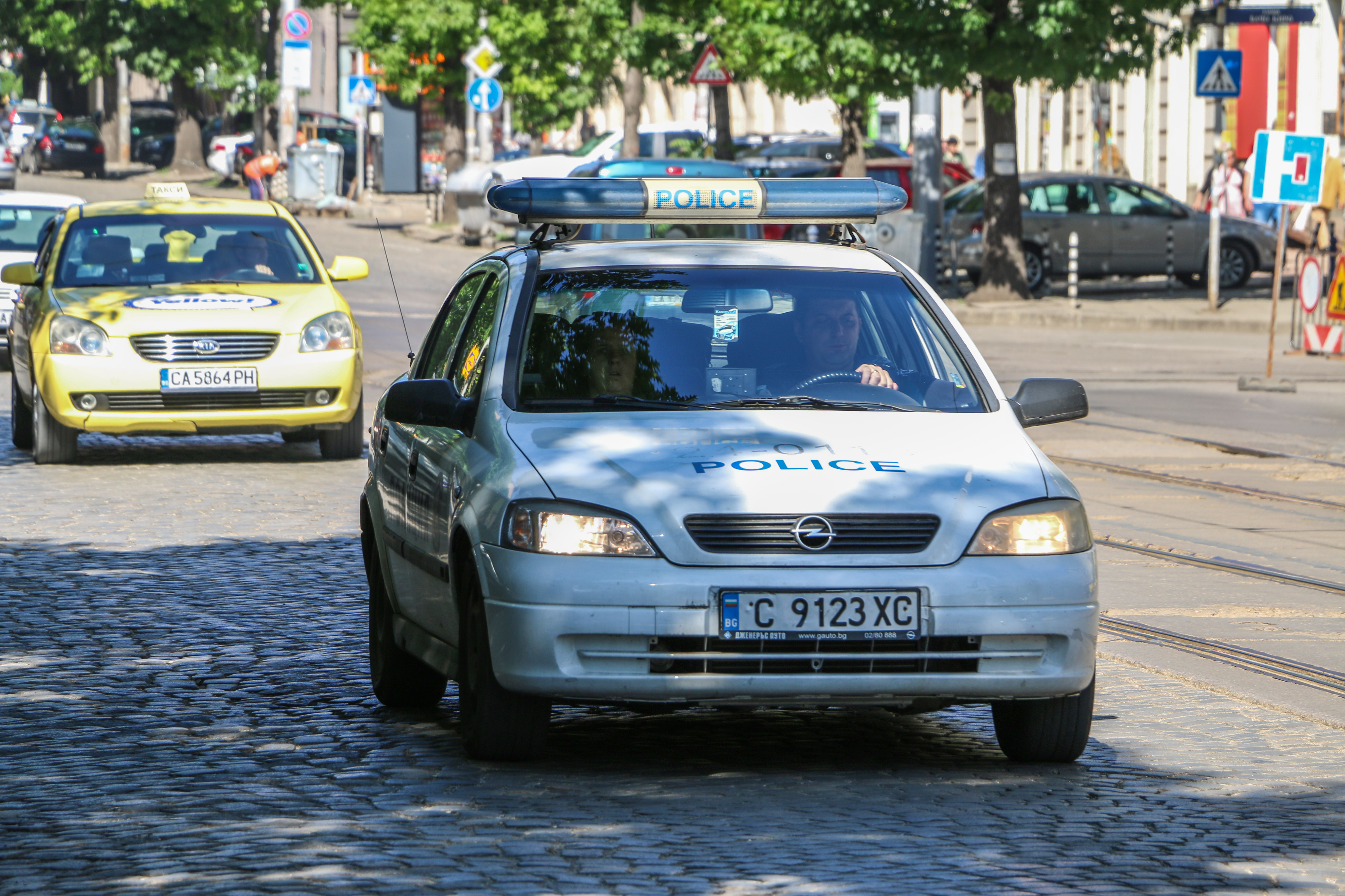 Пътни полицаи подпомагат трафика по булеварда (Сн. Архив)