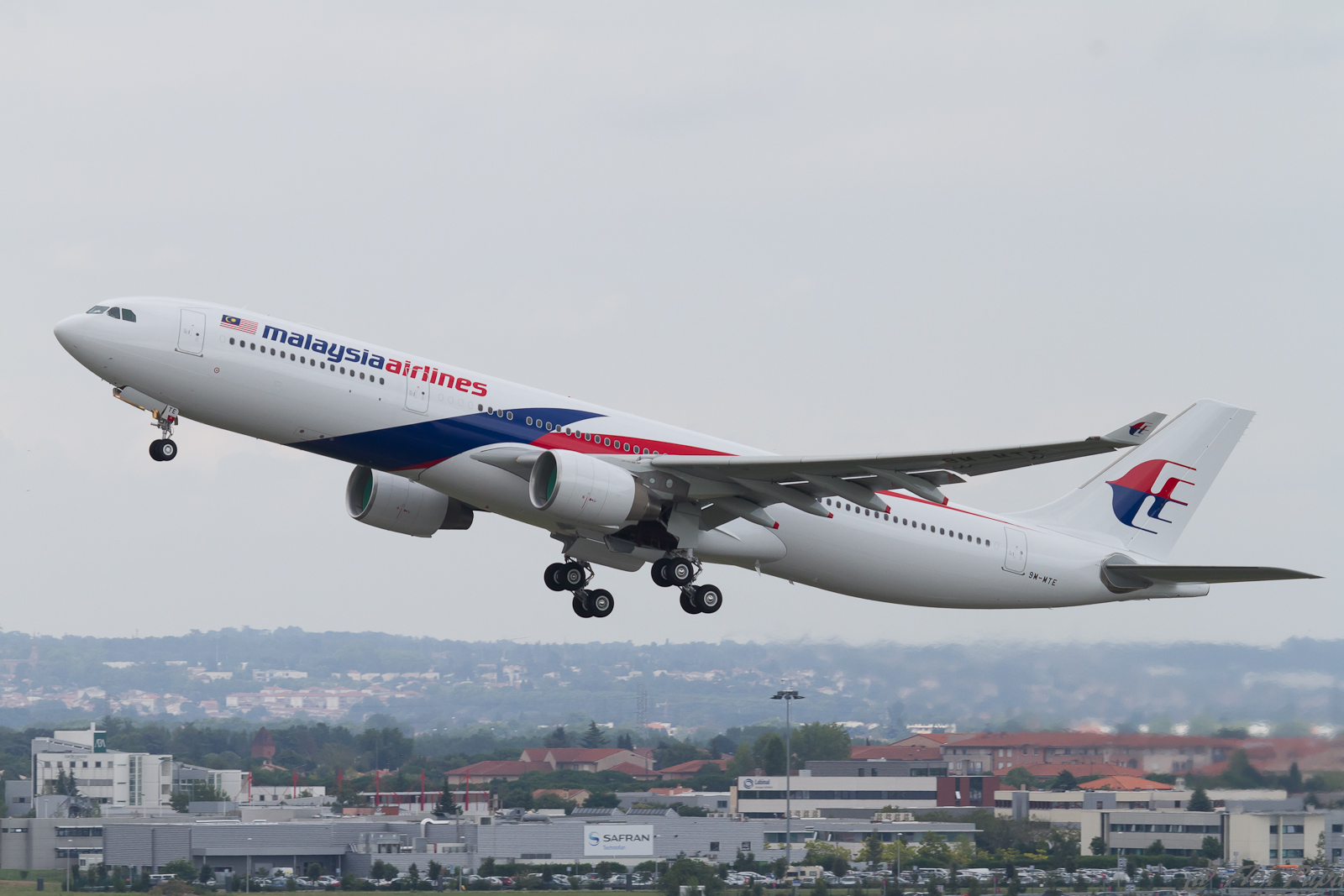 Приземиха малайзийски самолет заради превъртял пътник