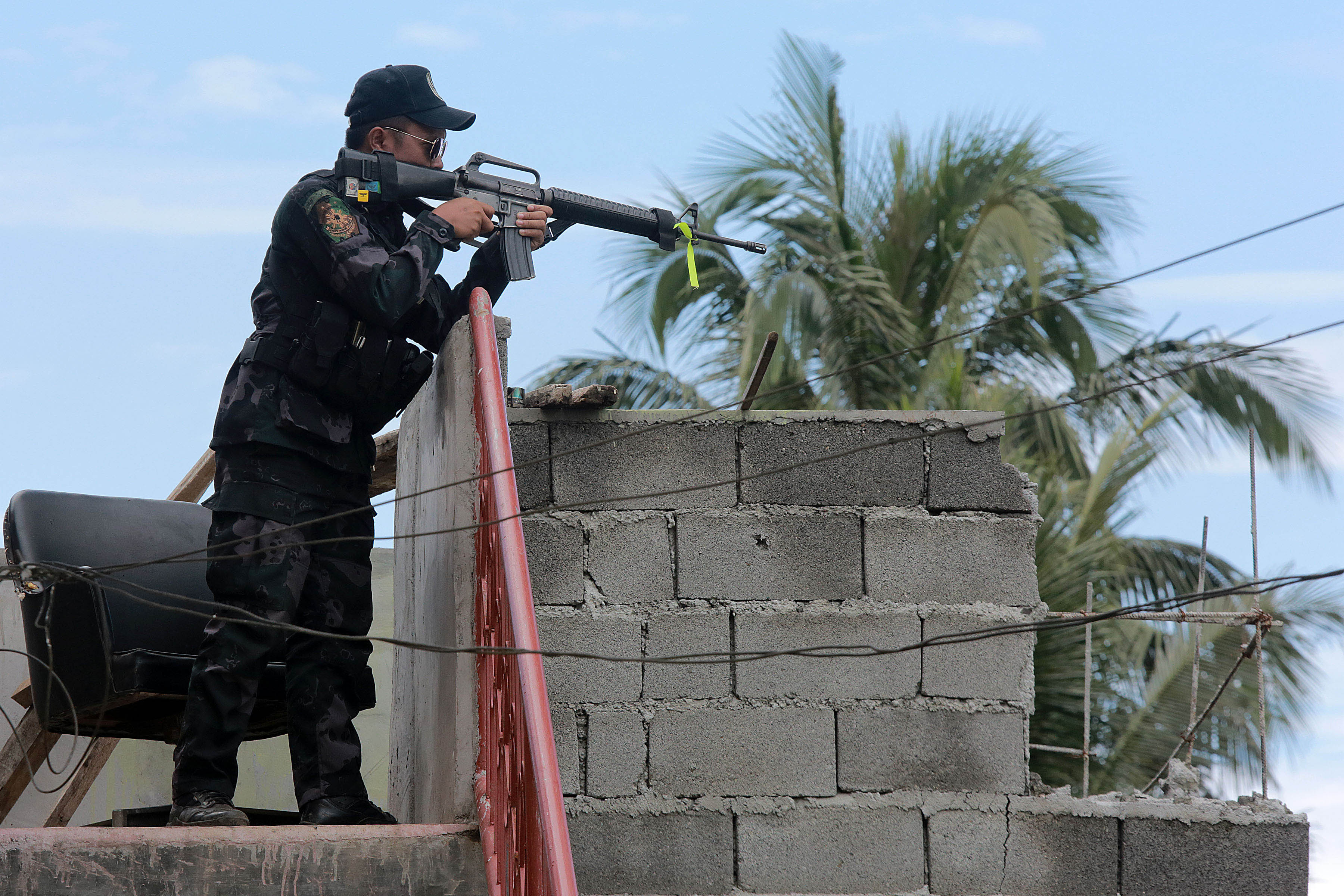 Десет филипински войници са убити от ”приятелски огън”