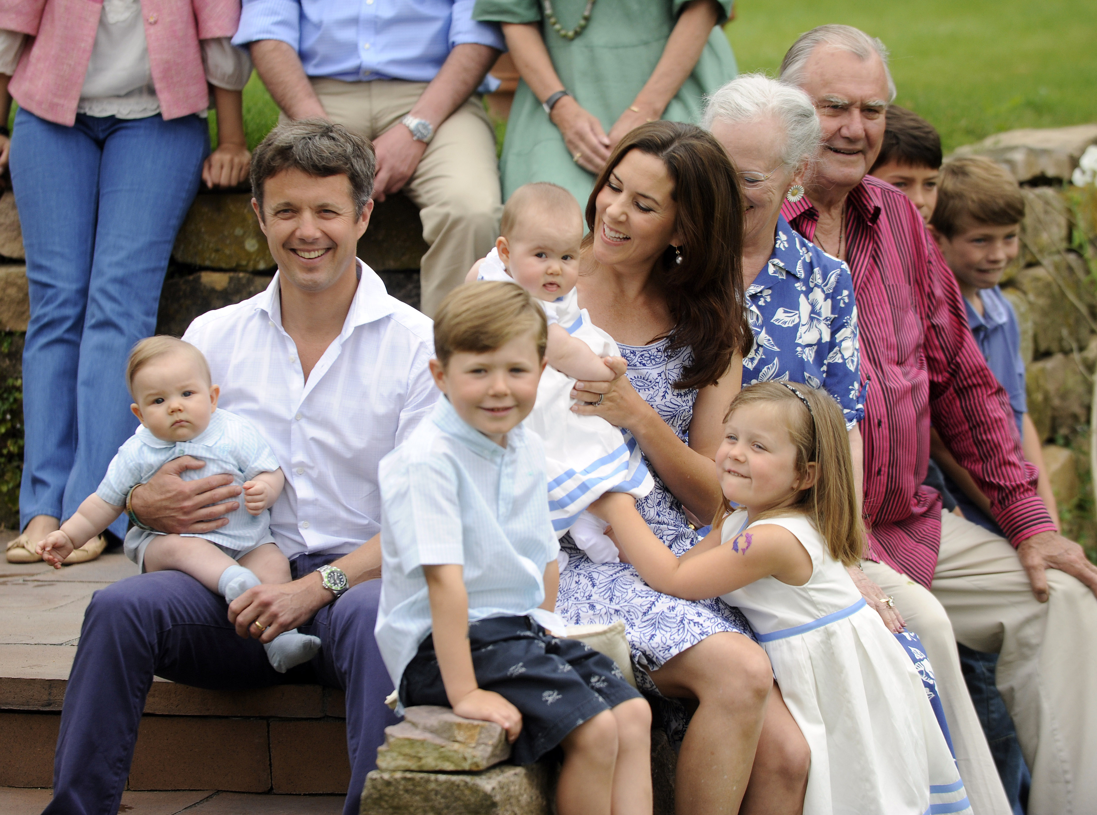 Принц Фредерик и принцеса Мери от Дания с децата си - принце Кристиан е в средата
