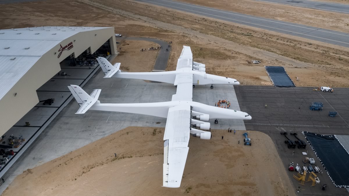 САЩ показаха най-големия самолет в света (снимки)