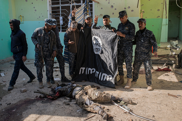 Иракски войници, позиращи с пленено знаме на ”Ислямска държава”