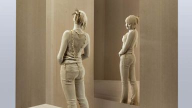 Питер Демец изработва уникални човешки скулптури от дърво