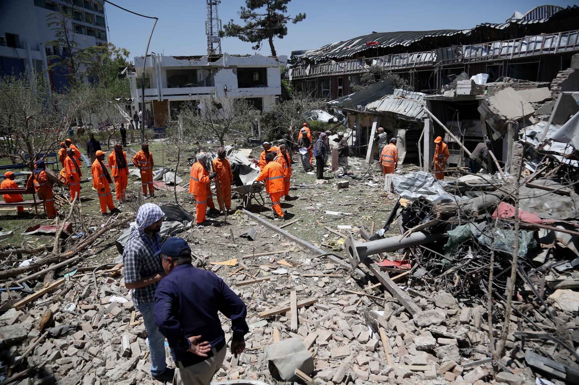 В Кабул разчистват мястото на бомбения атентат, погубил над 100 души вечерта на 31 май