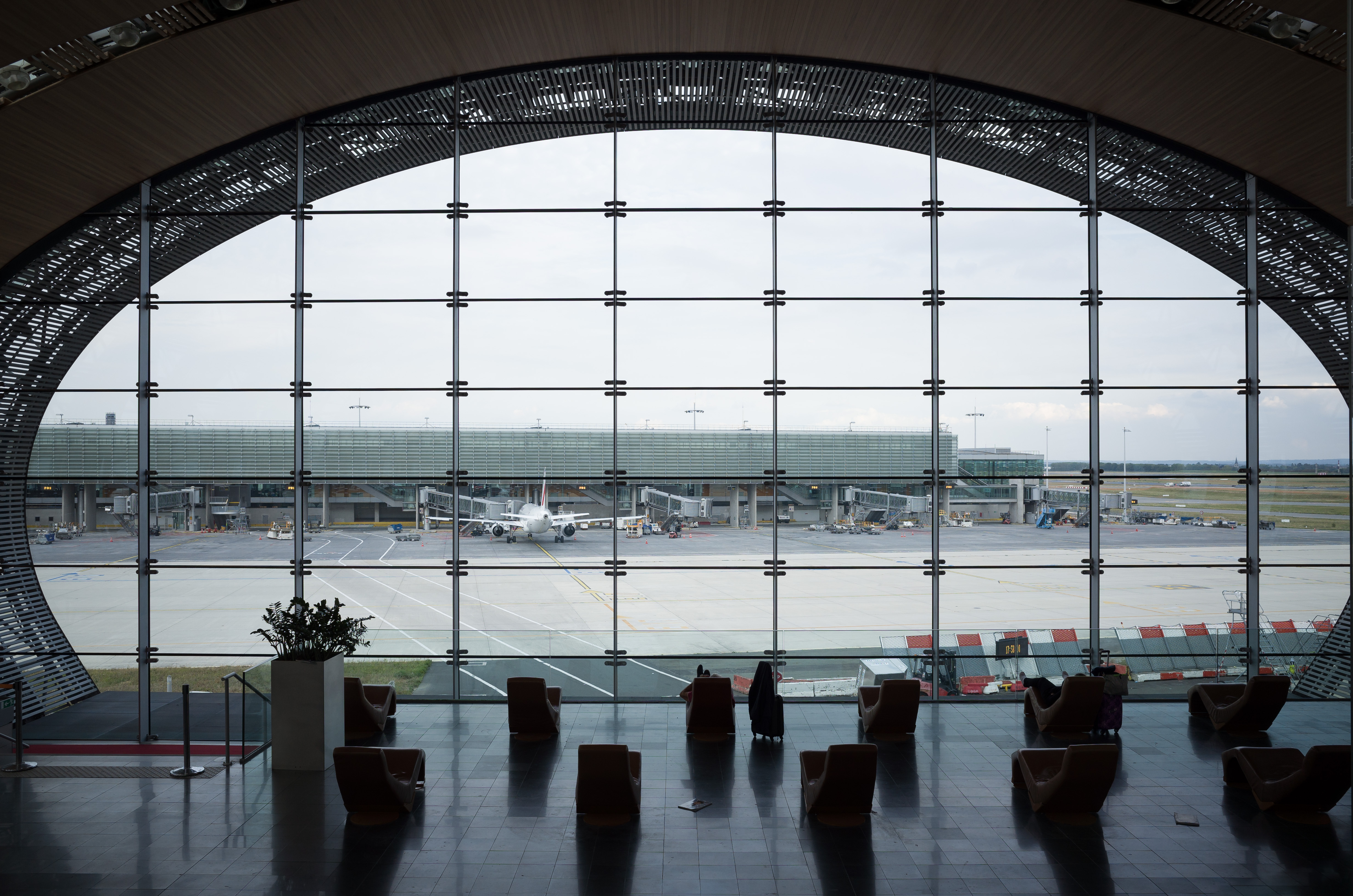 Съмнителен пакет опразни временно летище ”Шарл дьо Гол”