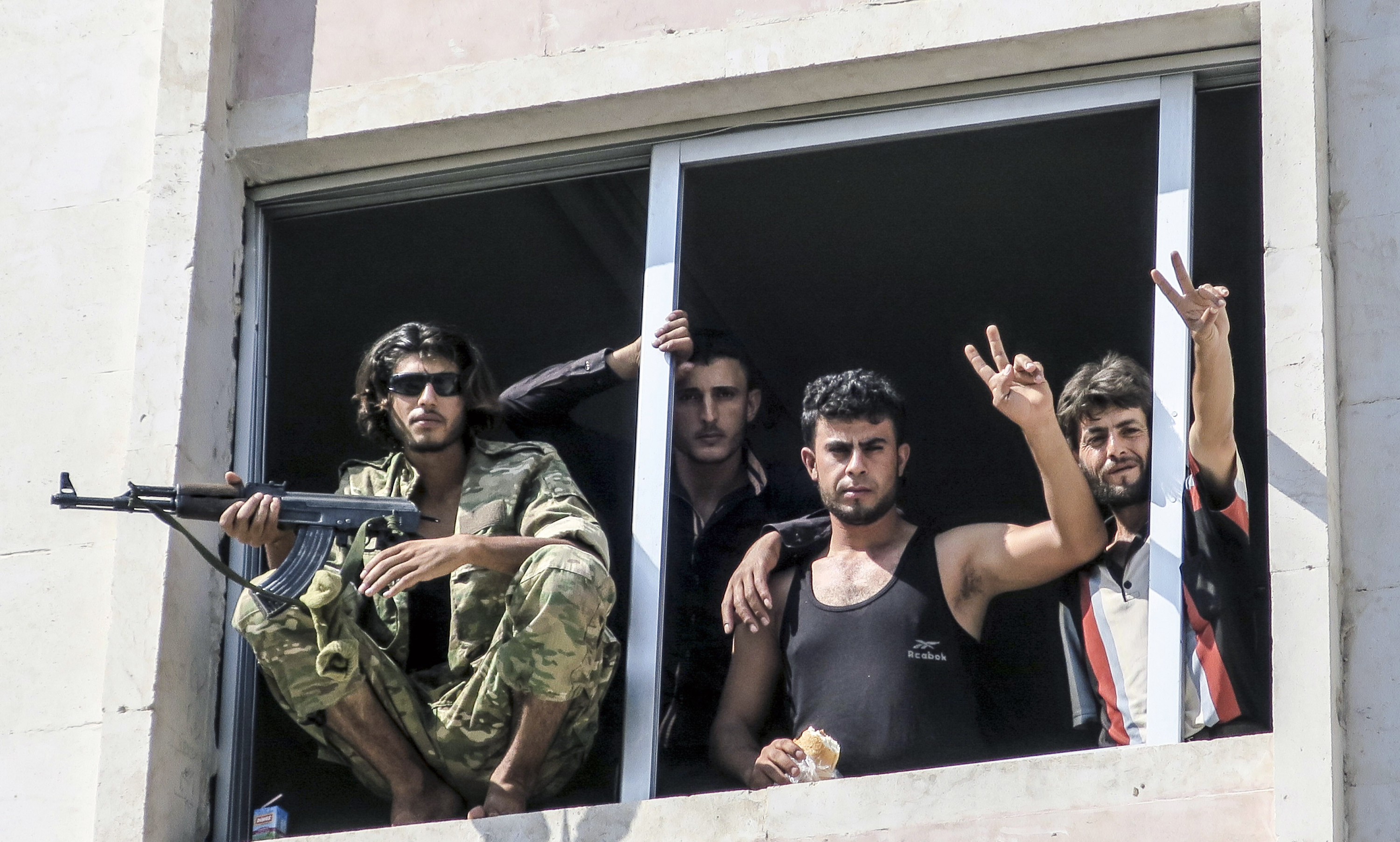 Сирийската армия отвоюва зона до важна транспортна артерия
