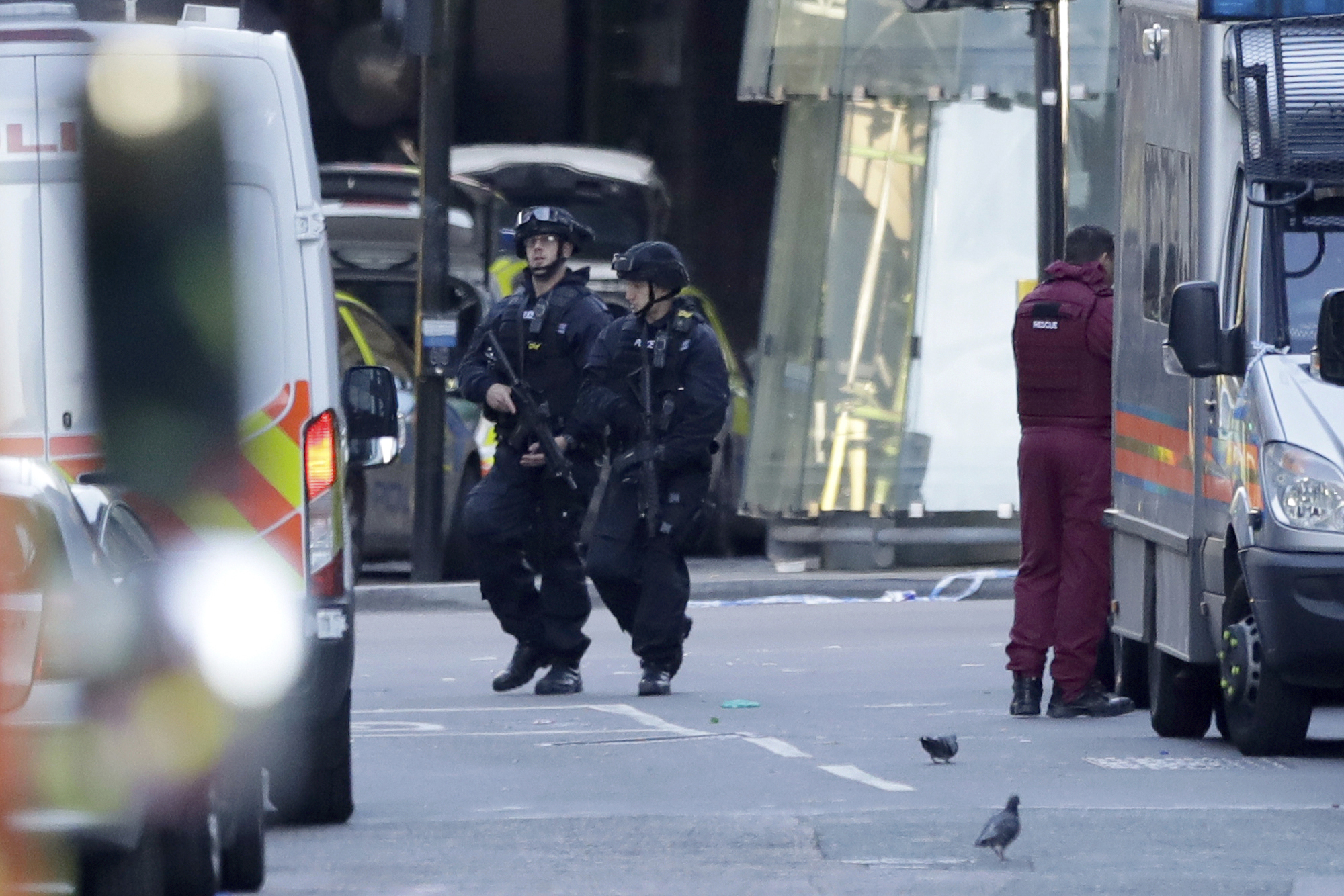 Тежко въоръжена полиция патрулира по улиците на Лондон след новия атентат
