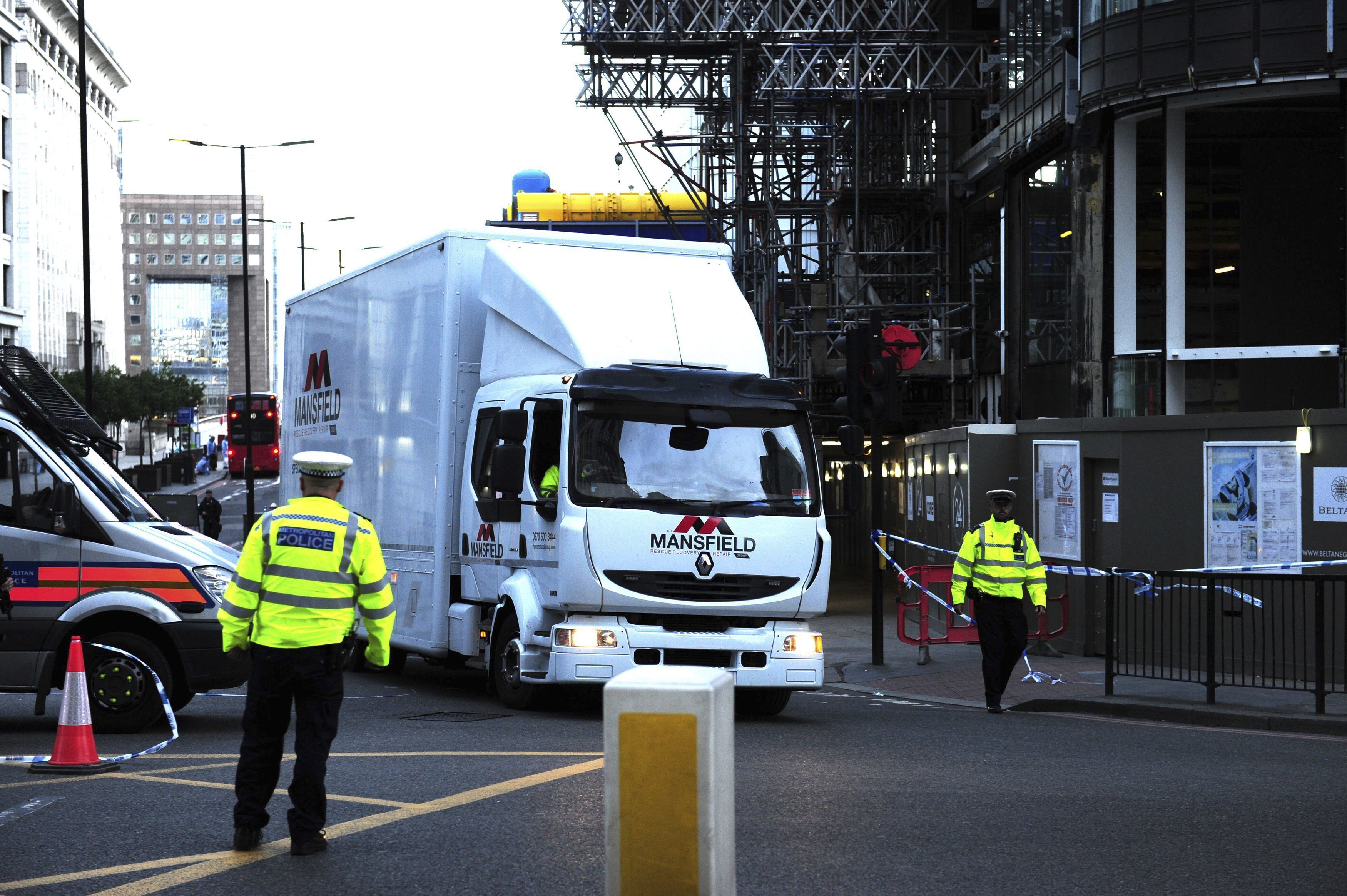 С голям камион извозиха вчера вана, използван за ислямисткото престъпление на Лондонския мост