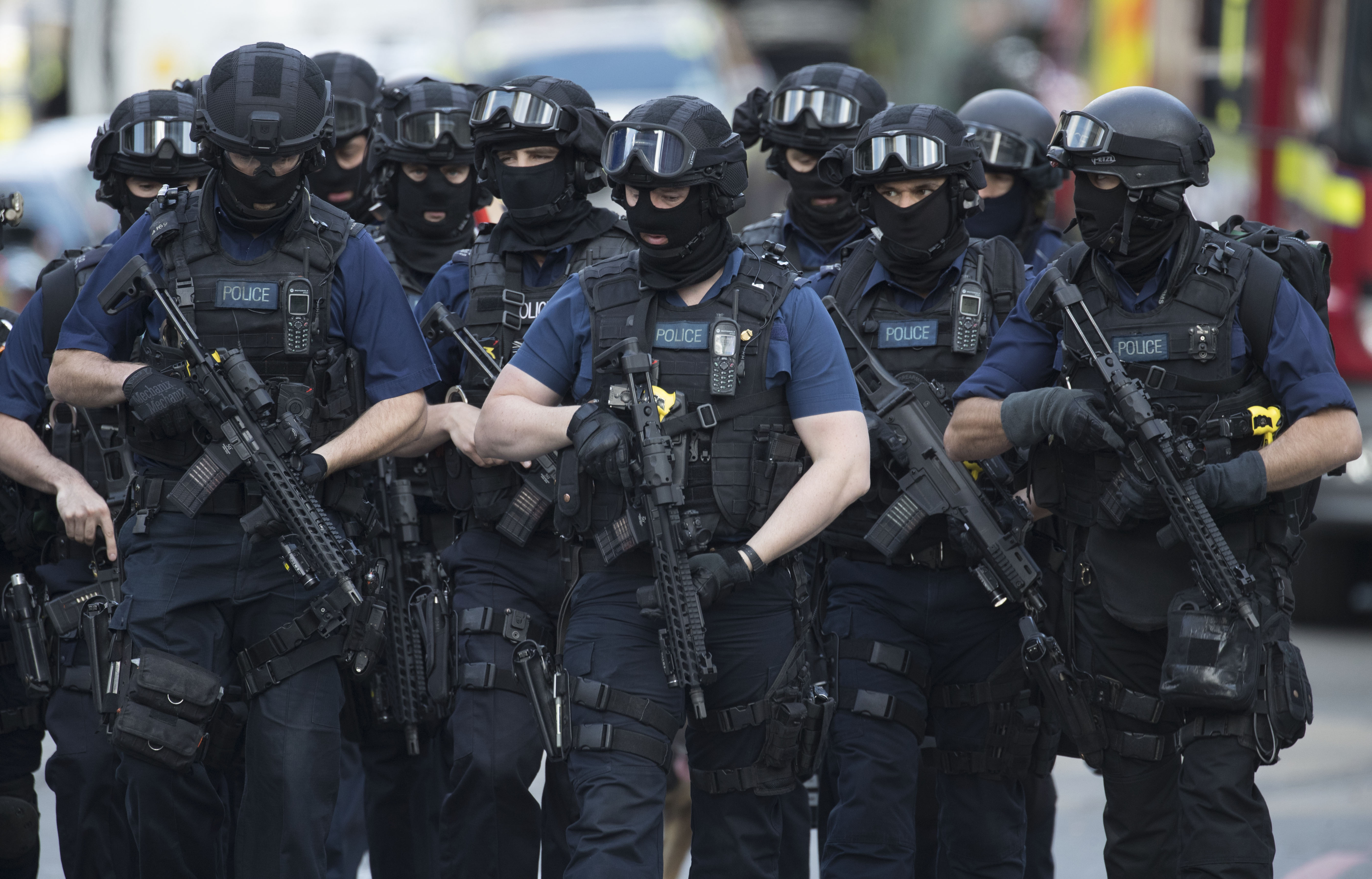 Въоръжени полицаи патрулират недалеч от Лондонския мост