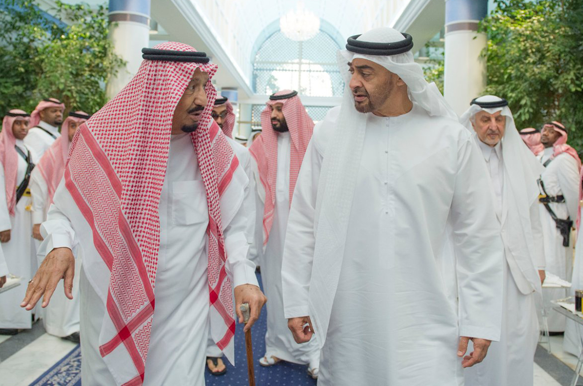 Саудитският крал Салман (вляво) разговаря с Мохамед бин Зайед