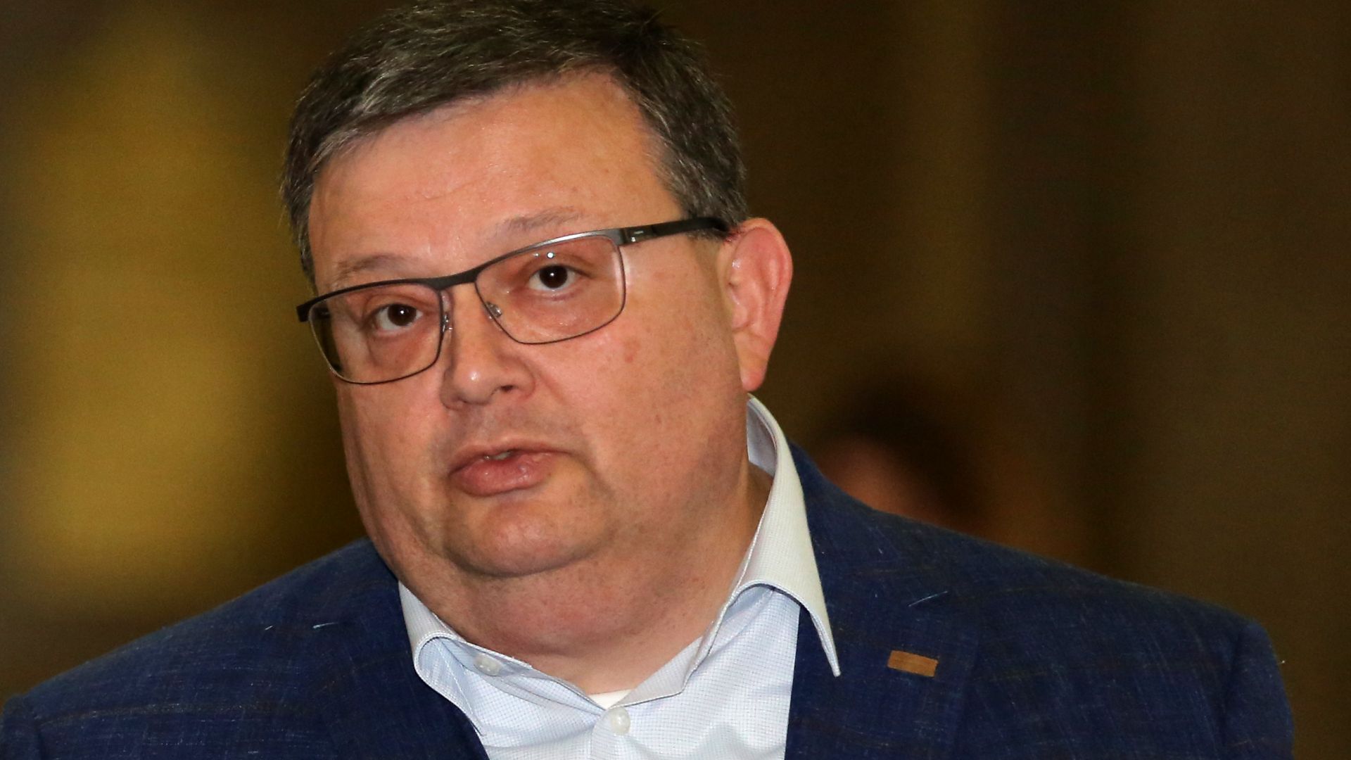 Мъж на възраст над 45 години прокурор или следовател политически