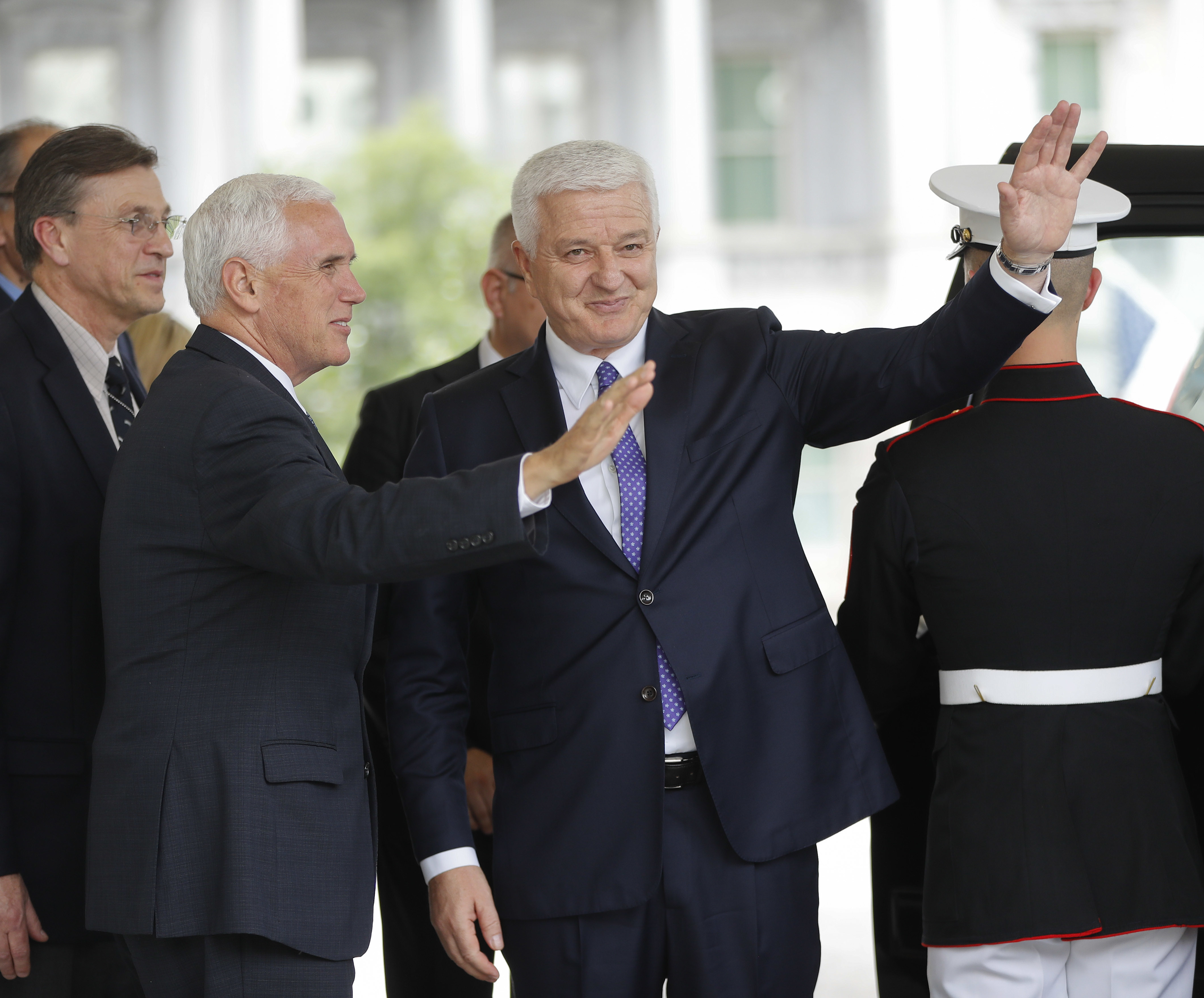 Вицепрезидентът Майк Пенс (вляво) прие в Белия дом премиерът на Черна гора Душко Маркович