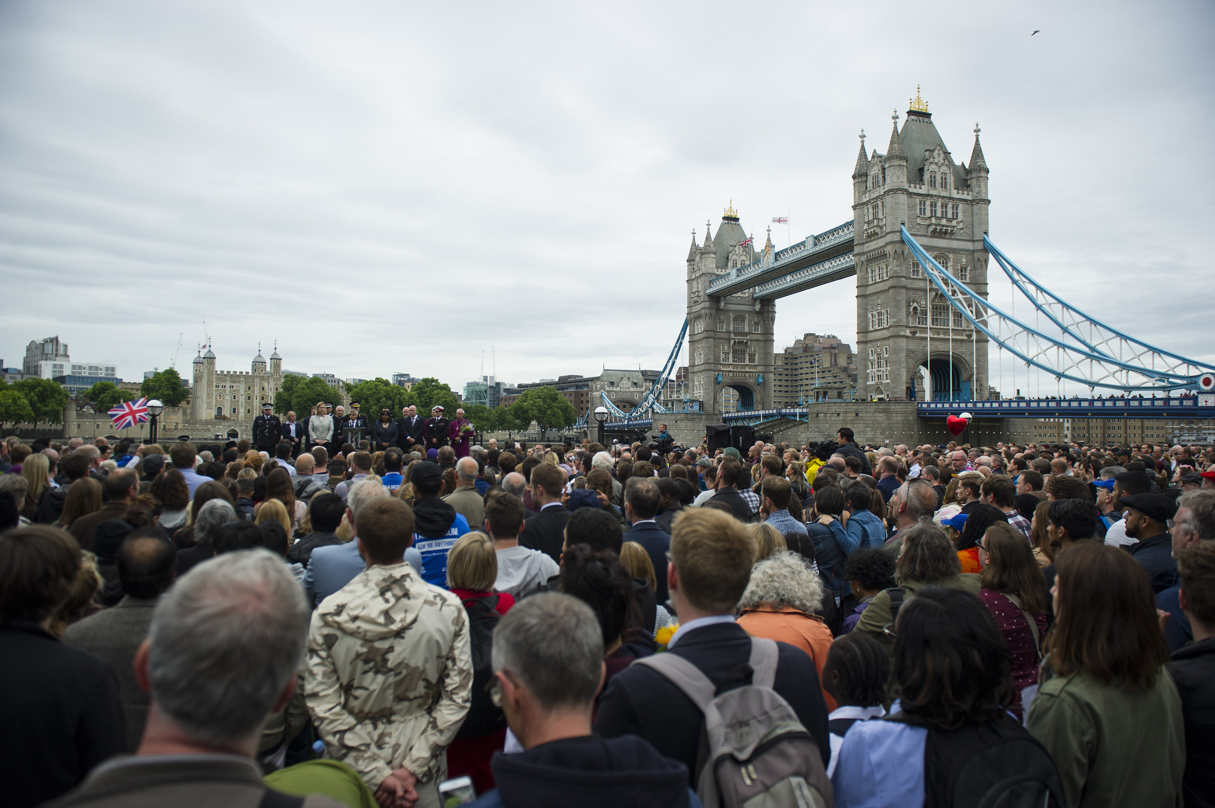 Стотици лондончани почетоха паметта на жертвите