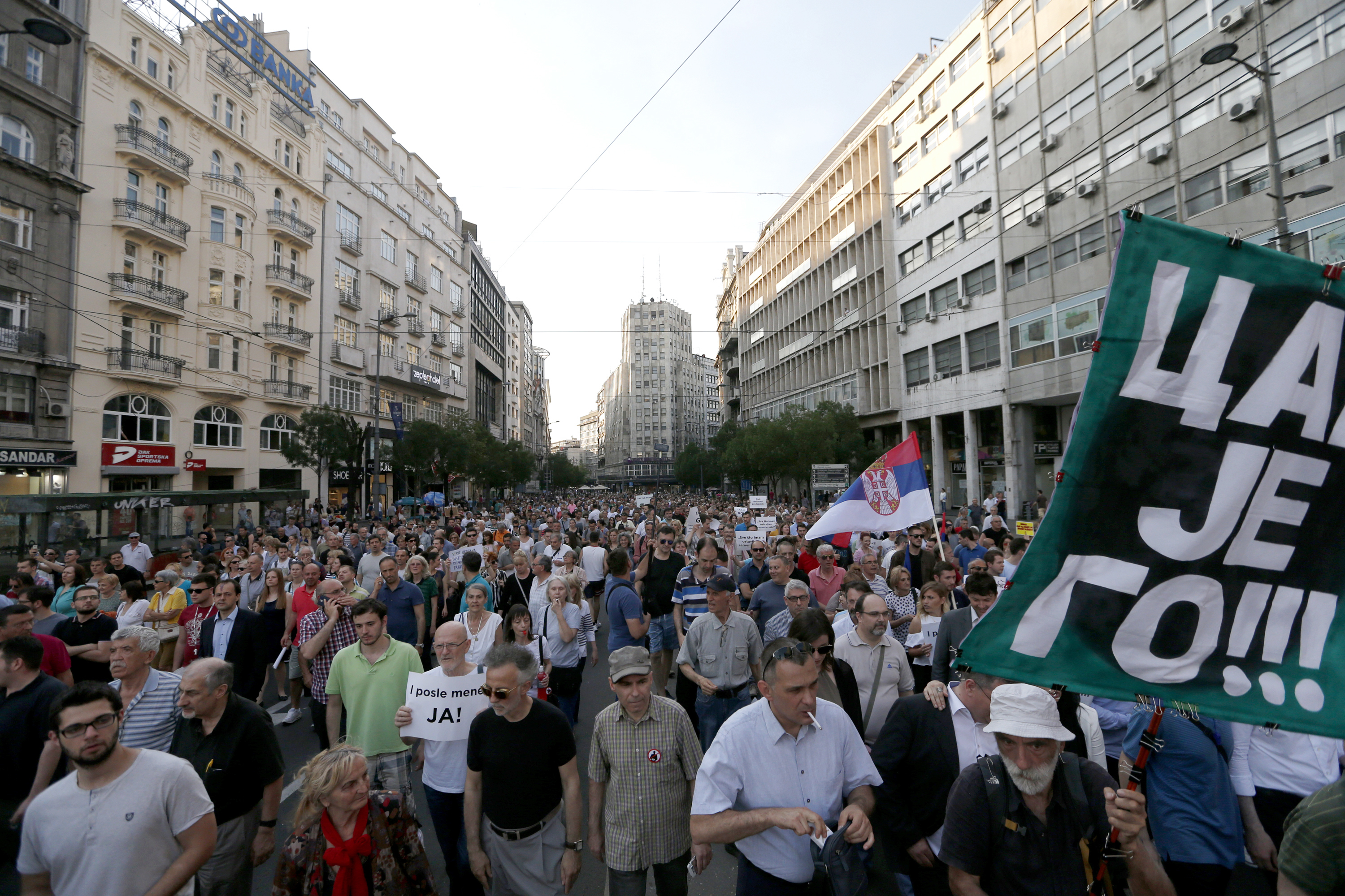 ”Царят е гол” - протест на 31 май в Белград против новоизбрания президент на Сърбия Александър Вучич
