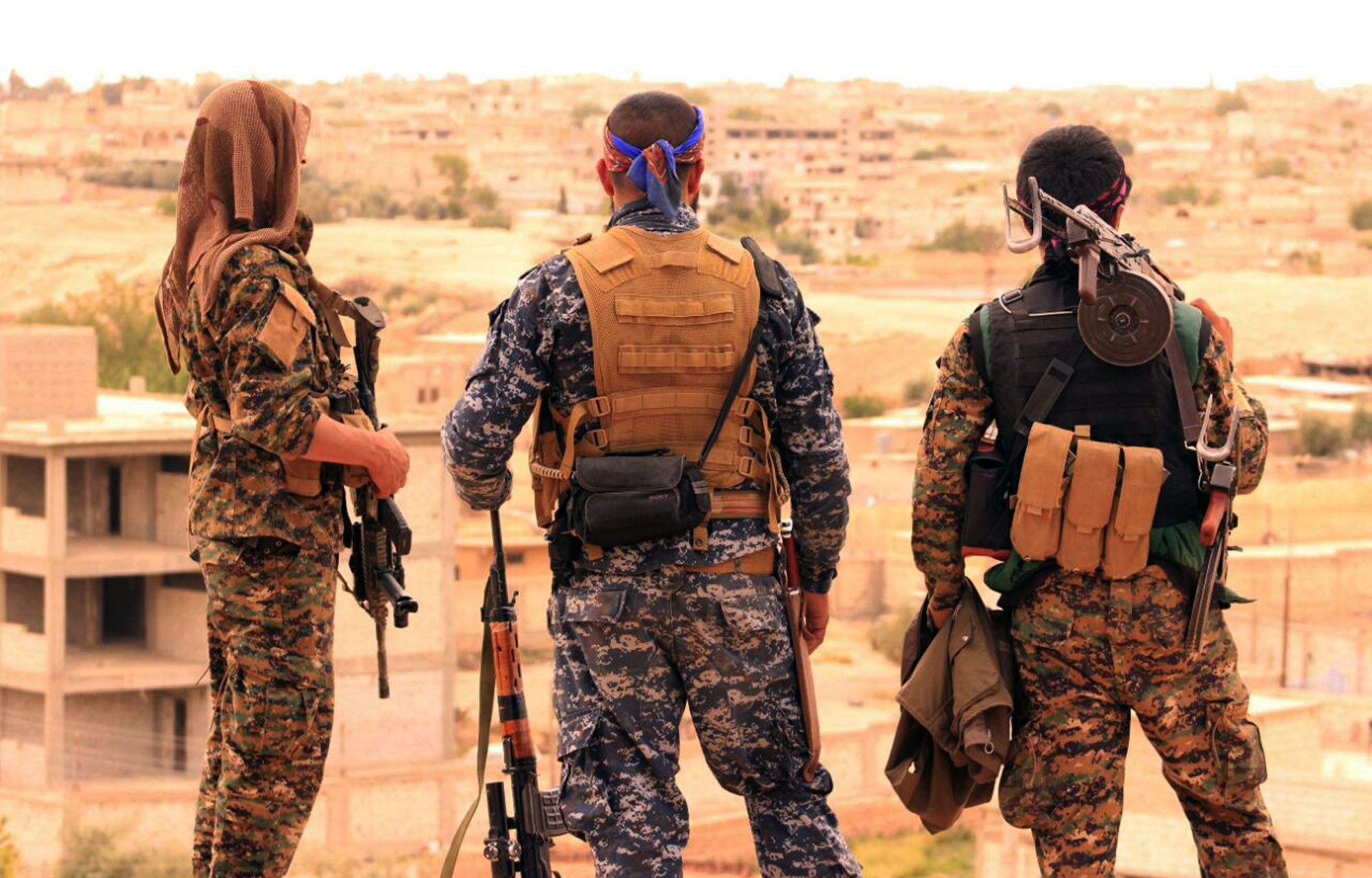 Бойци от кюрдско-арабските Сирийски демократични сили, участващи в настъплението към Ракка