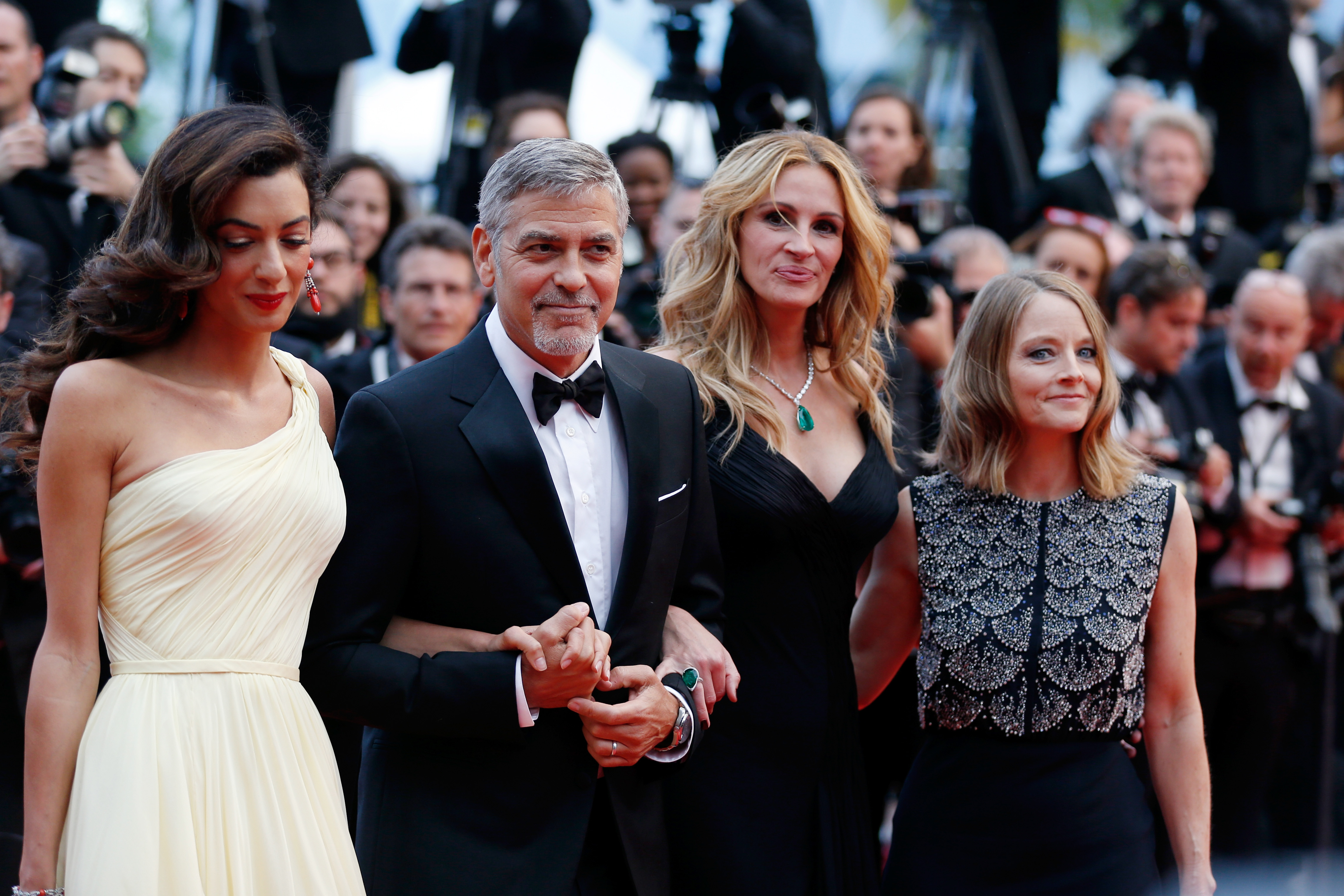 Джордж Клуни и съпругата му Амал с Джулия Робъртс и Джоди Фостър