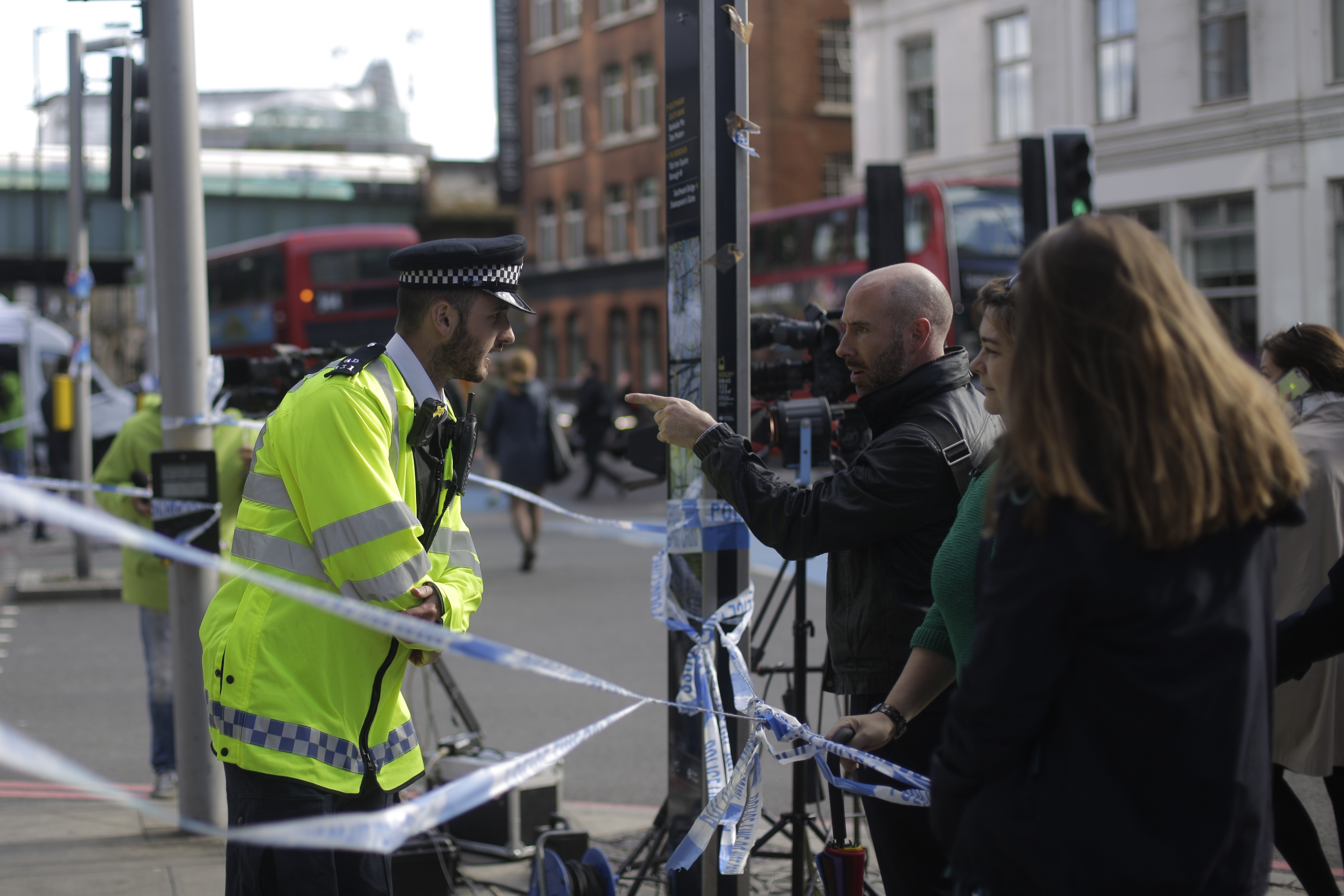 Питат британски полицай откъде може да се мина, докато Лондонският мост още е затворен след нападението в събота