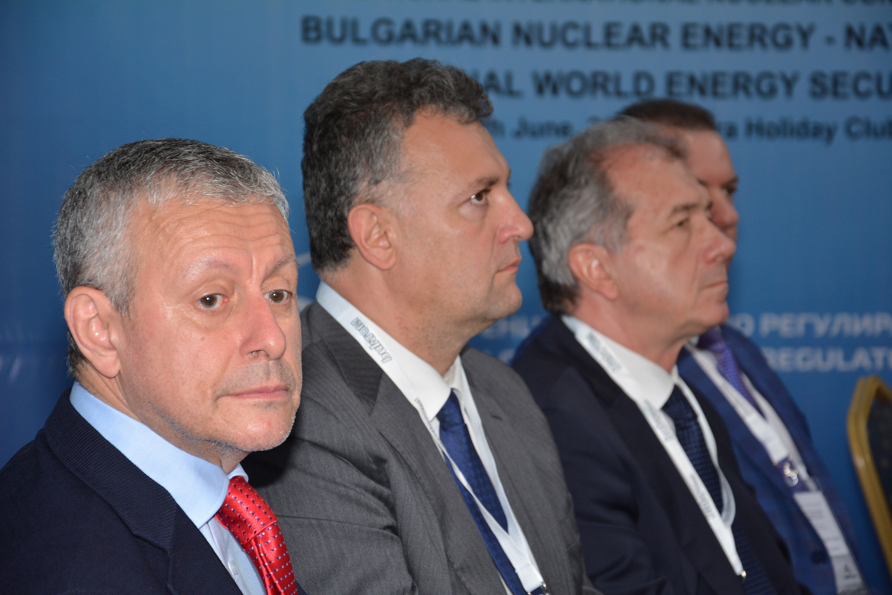 Двата реактора, които България плати, ще пристигнат у нас през август или септември, каза Николов