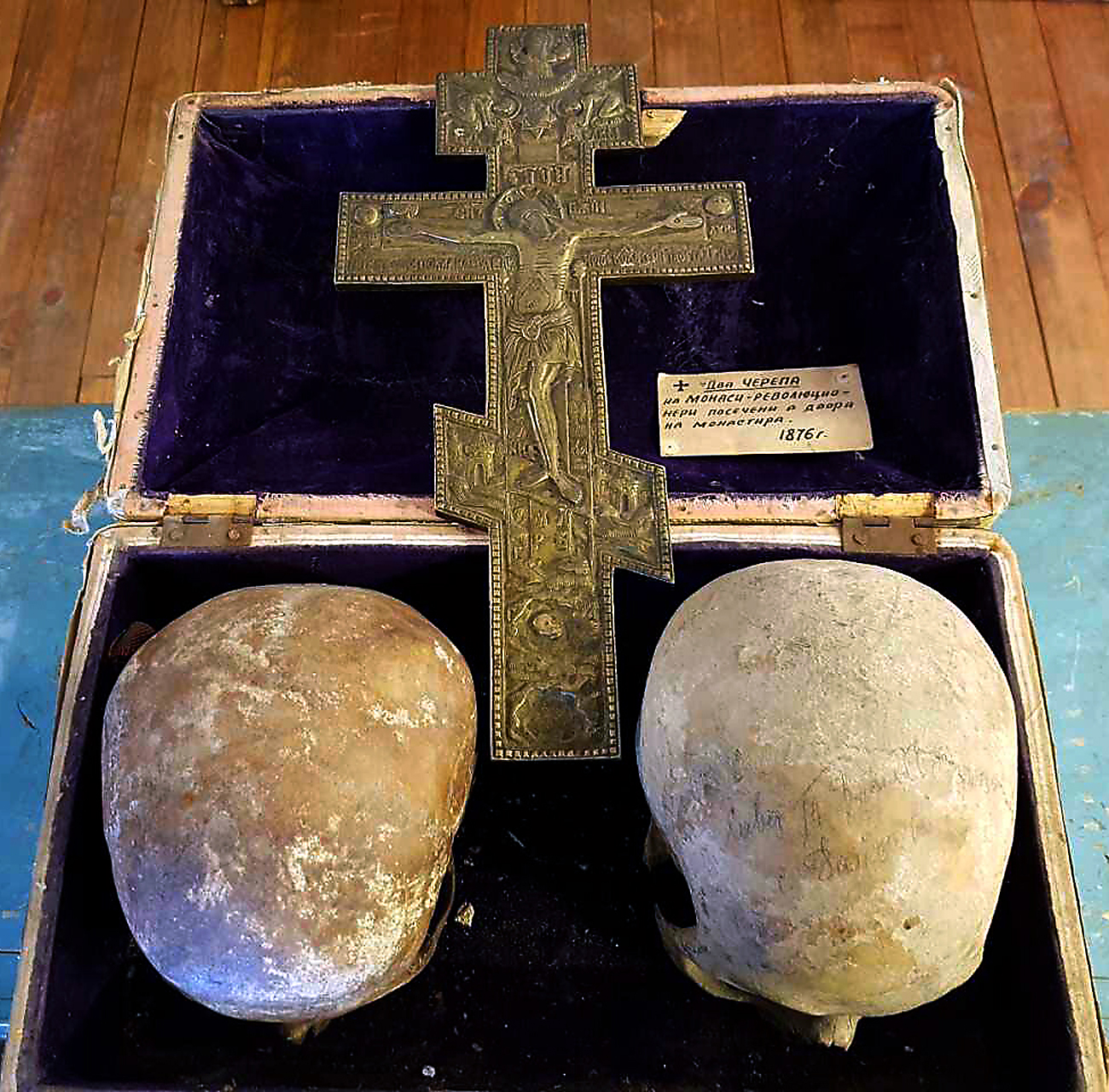Черепите са открити в стар сандък в западното крило на манастира