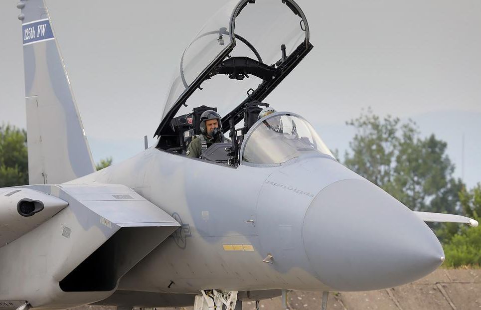 Президентът пилотира изтребител F-15C (снимки)