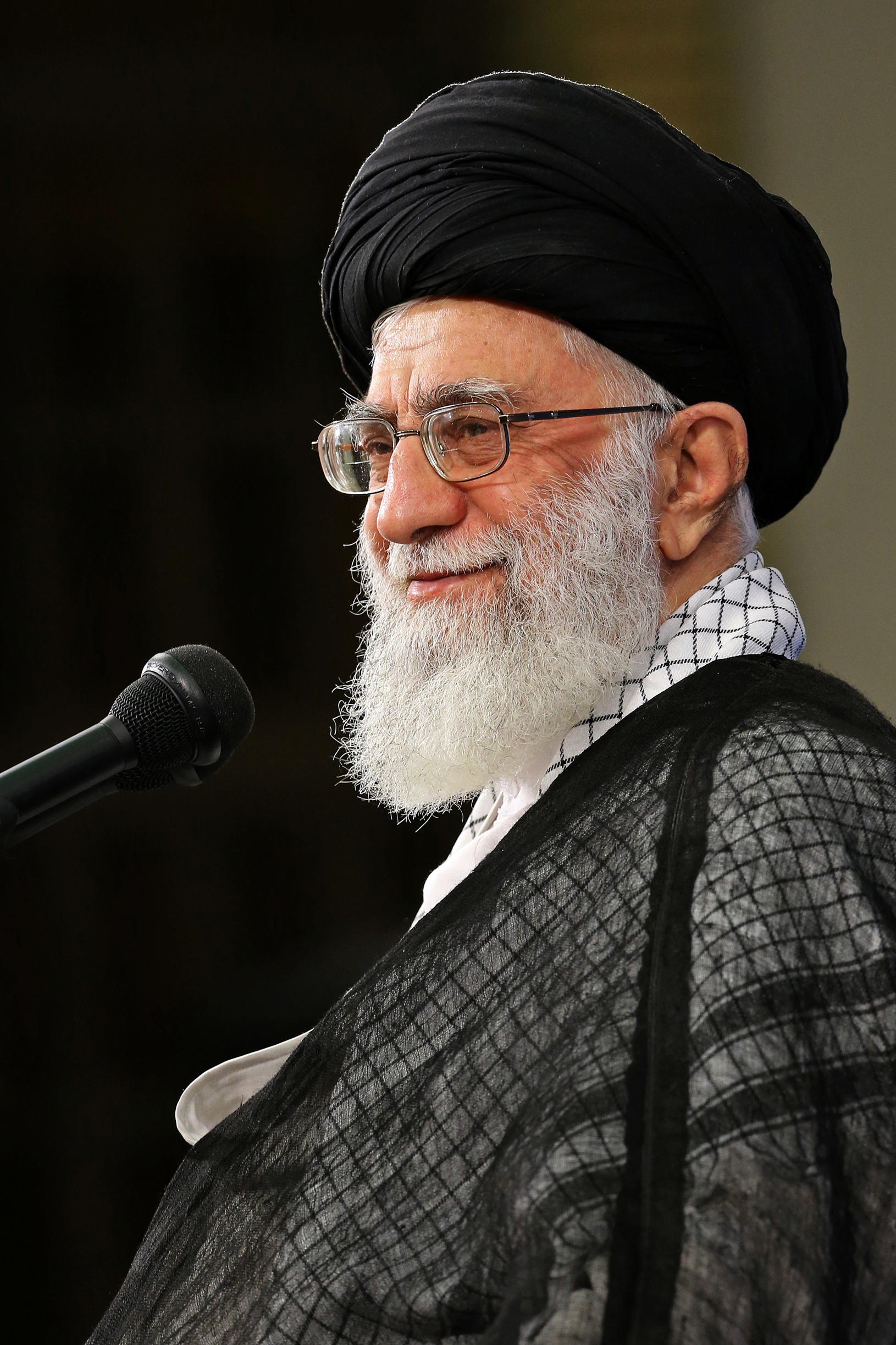 Аятолахът на Иран Али Хаменей иска да спре по драстичен начин западното ”културно нашествие”
