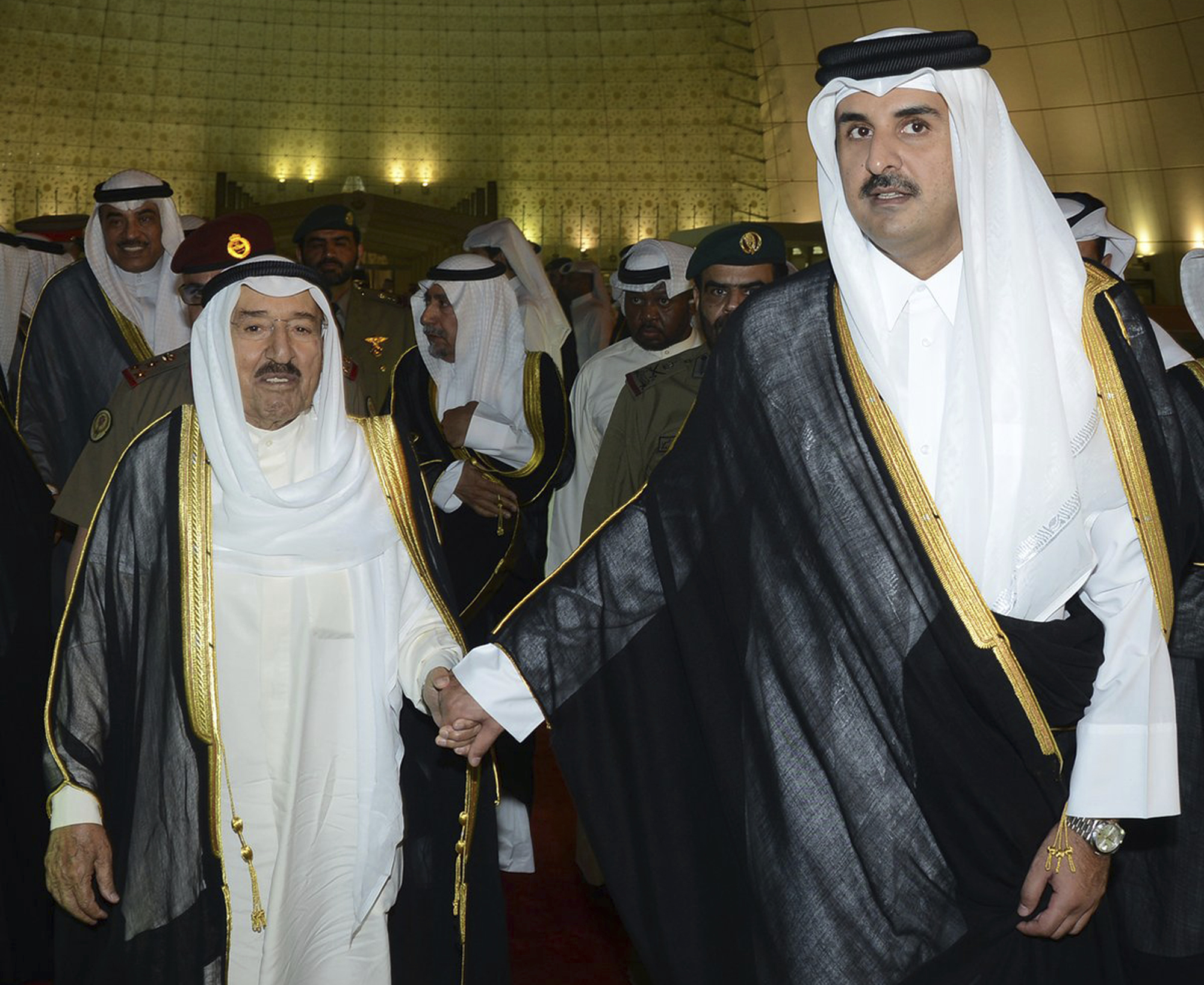 В сряда кувейтският емир Ал Сабах (вляво) посети Доха да посредничи в кризата. До него е катарския емир Ал Тани