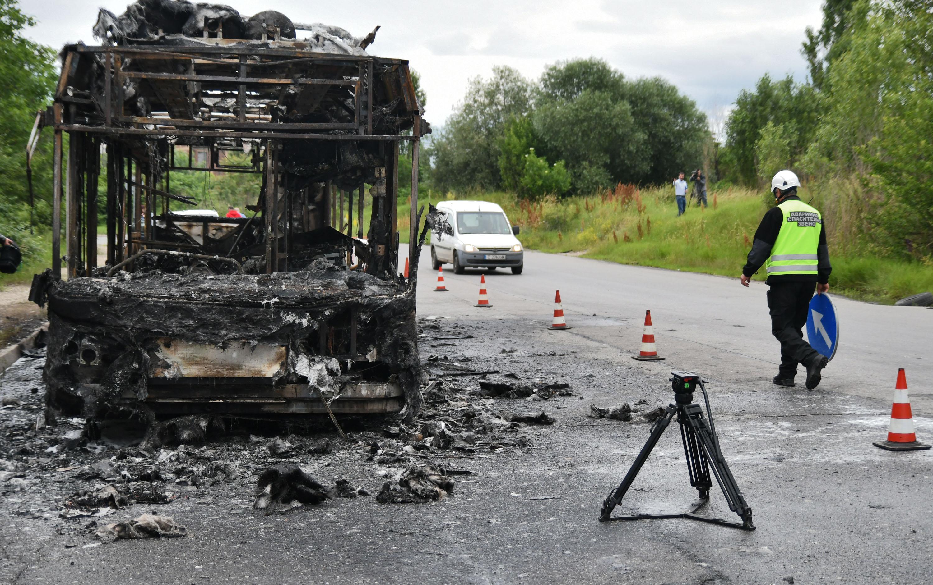 Градски автобус изгоря в София (видео+снимки)