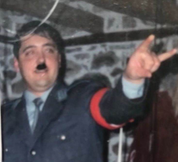 Снимки на съветника на президента Пламен Узунов, маскиран като Хитлер