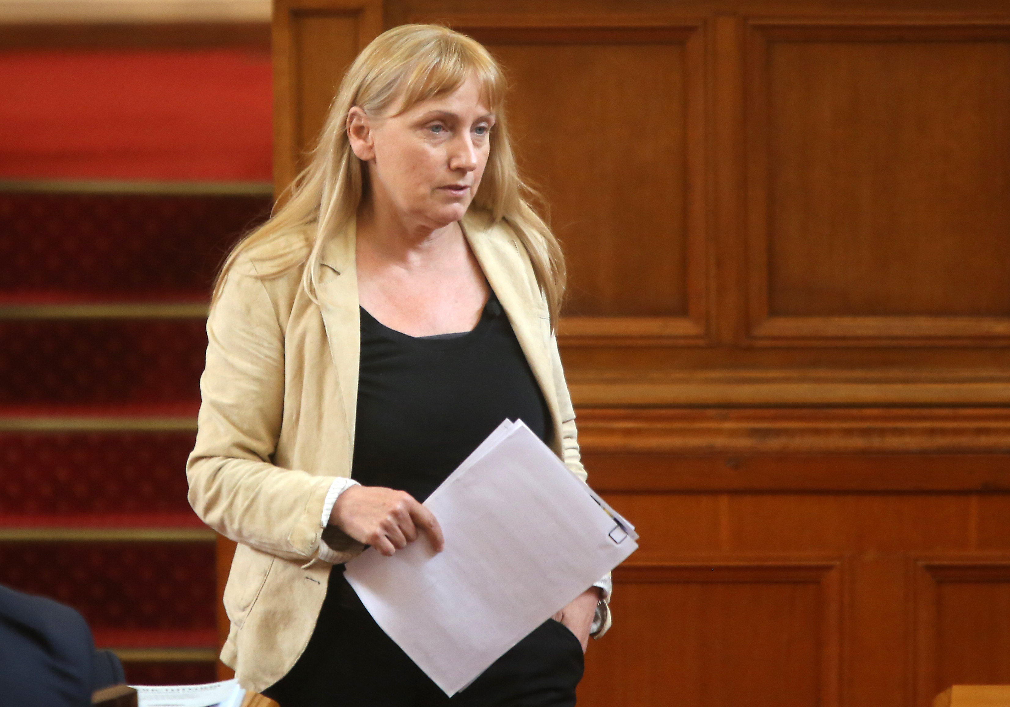 Йончева дава на прокурор Д. Добрев за поръчки за 50 млн. лв.