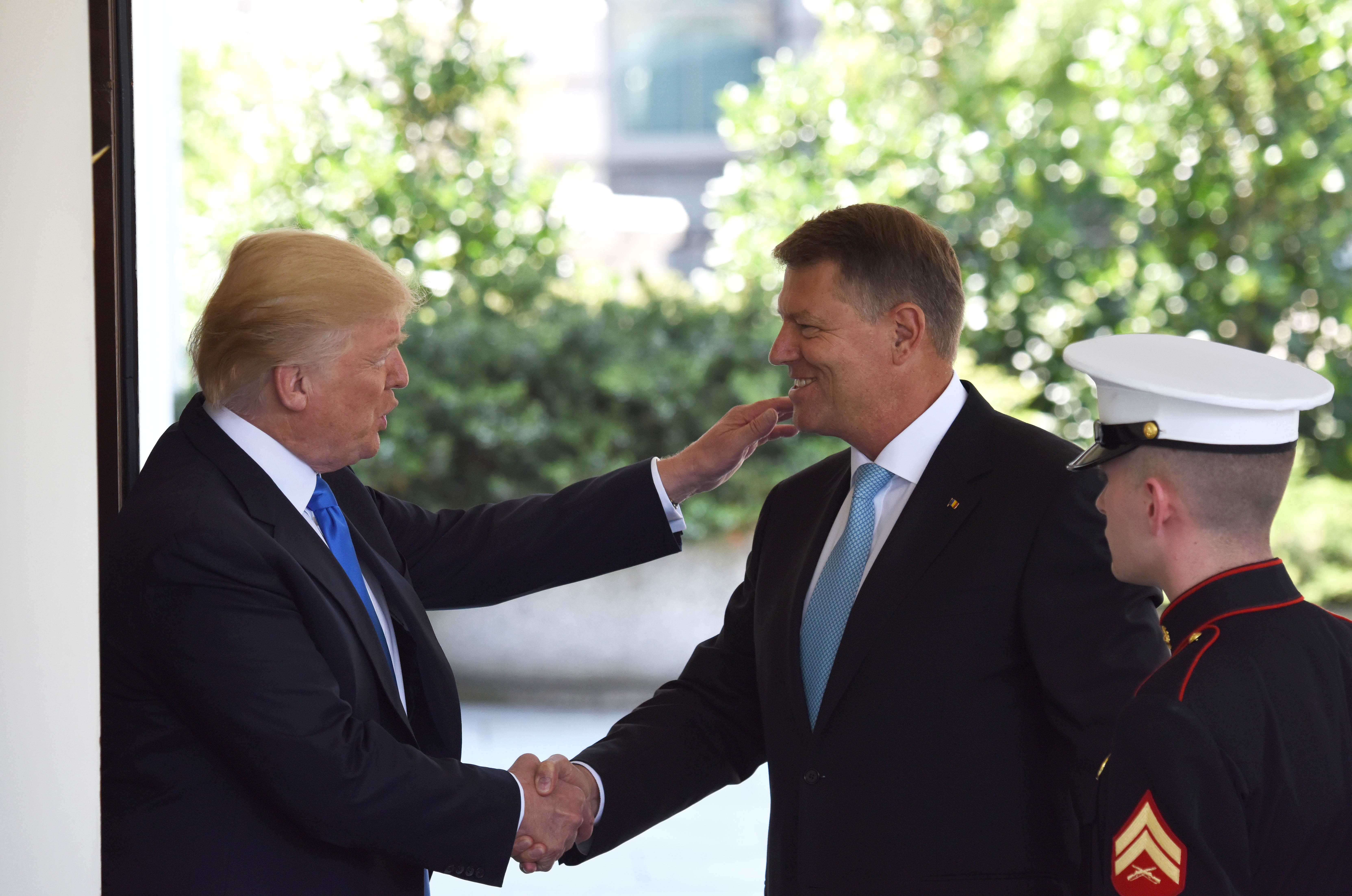 Президентът на САЩ Доналд Тръмп посреща румънския си колега Клаус Йоханис в Белия дом