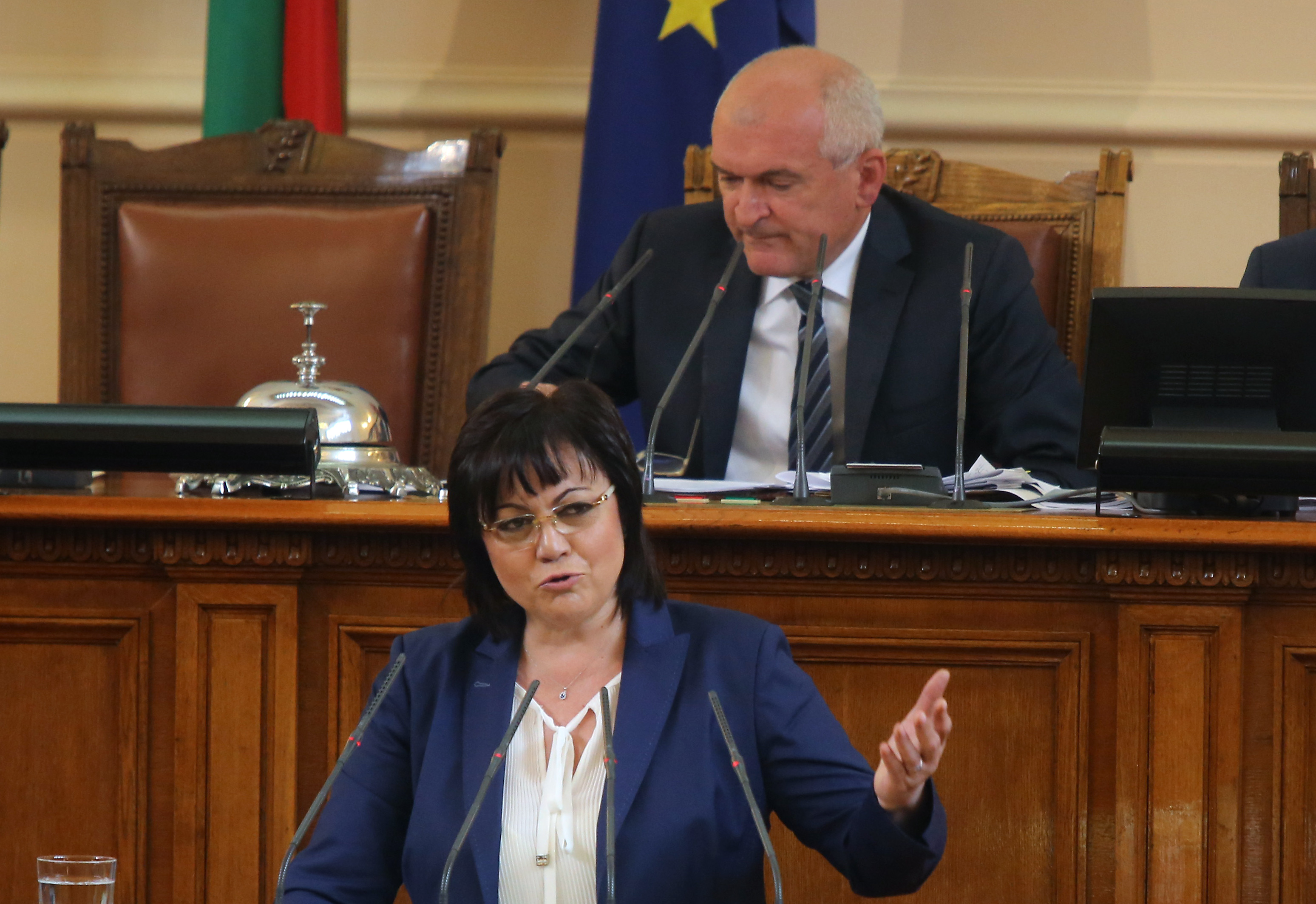 Както и да го завоалирате, водите война срещу Румен Радев, каза Корнелия Нинова