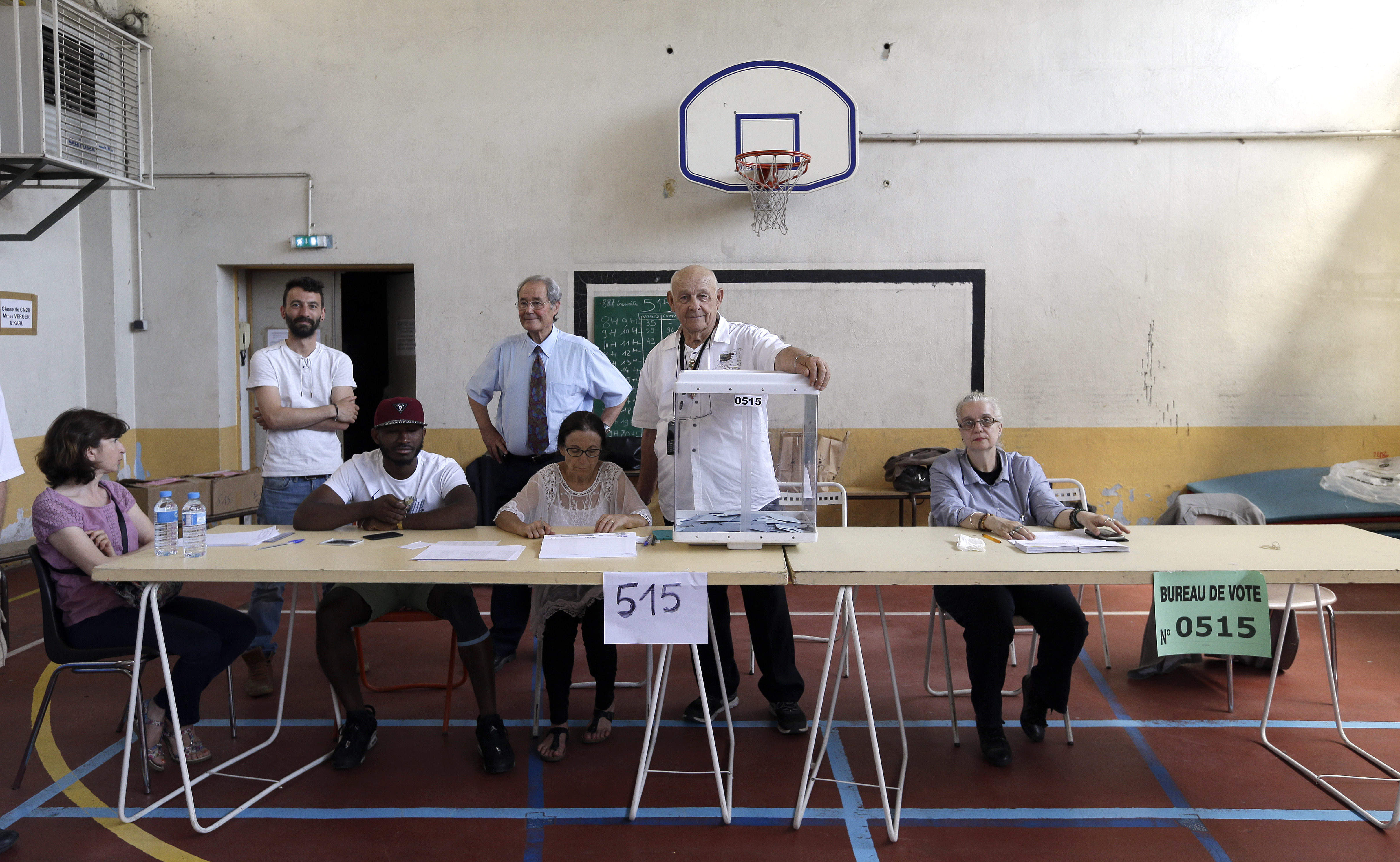 Избирателна комисия в Марсилия в очакване на гласуващи
