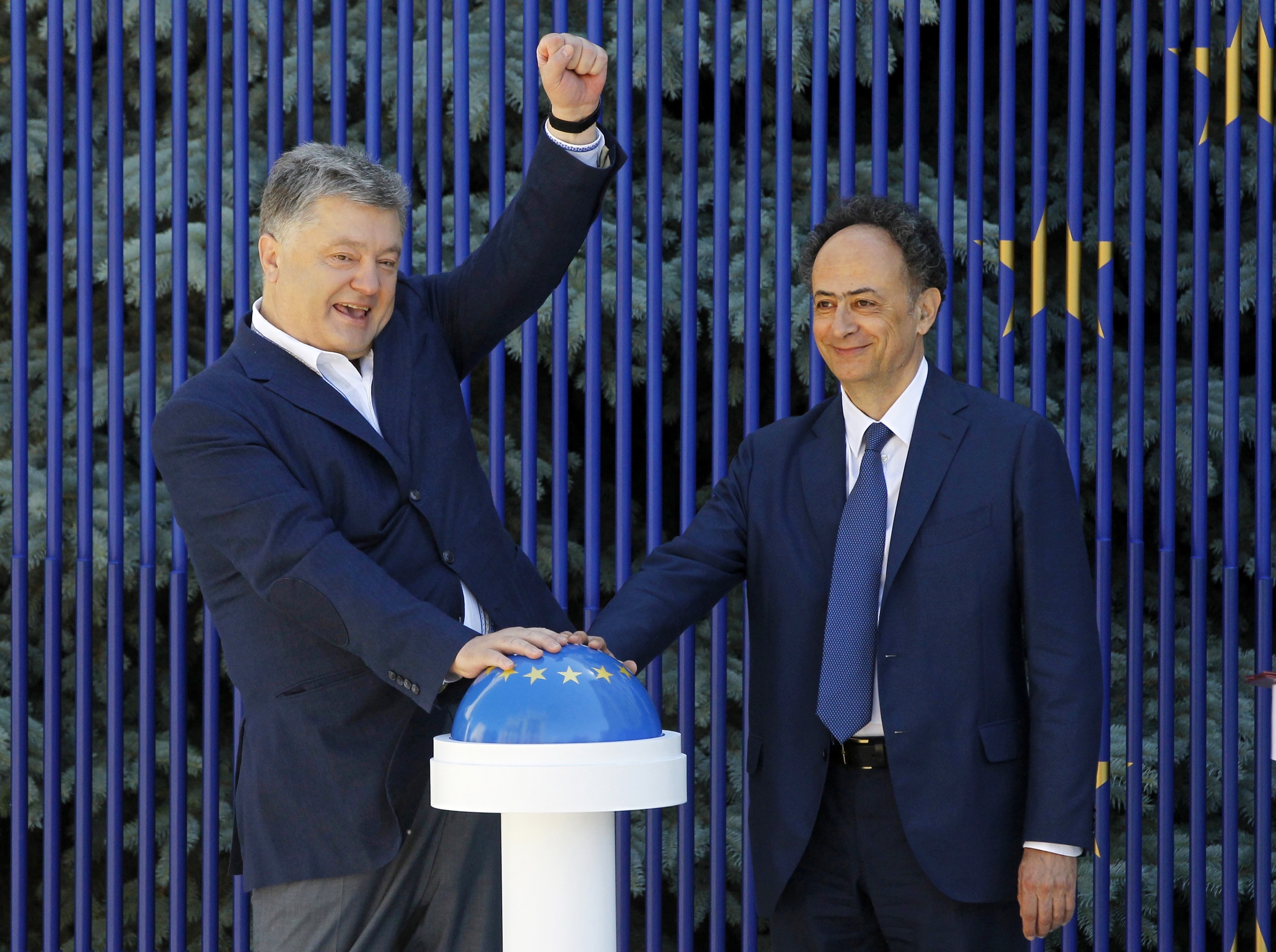 Преди месец президентът Петро Порошенко и посланикът на ЕС в Украйна Хуго Мингарели стартираха символично безвизовия режим