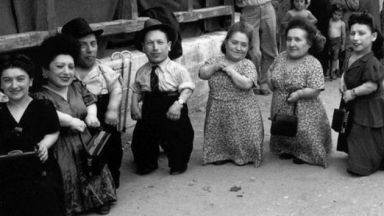 Невероятната история на еврейско семейство лилипути, оцеляло в нацистки лагер