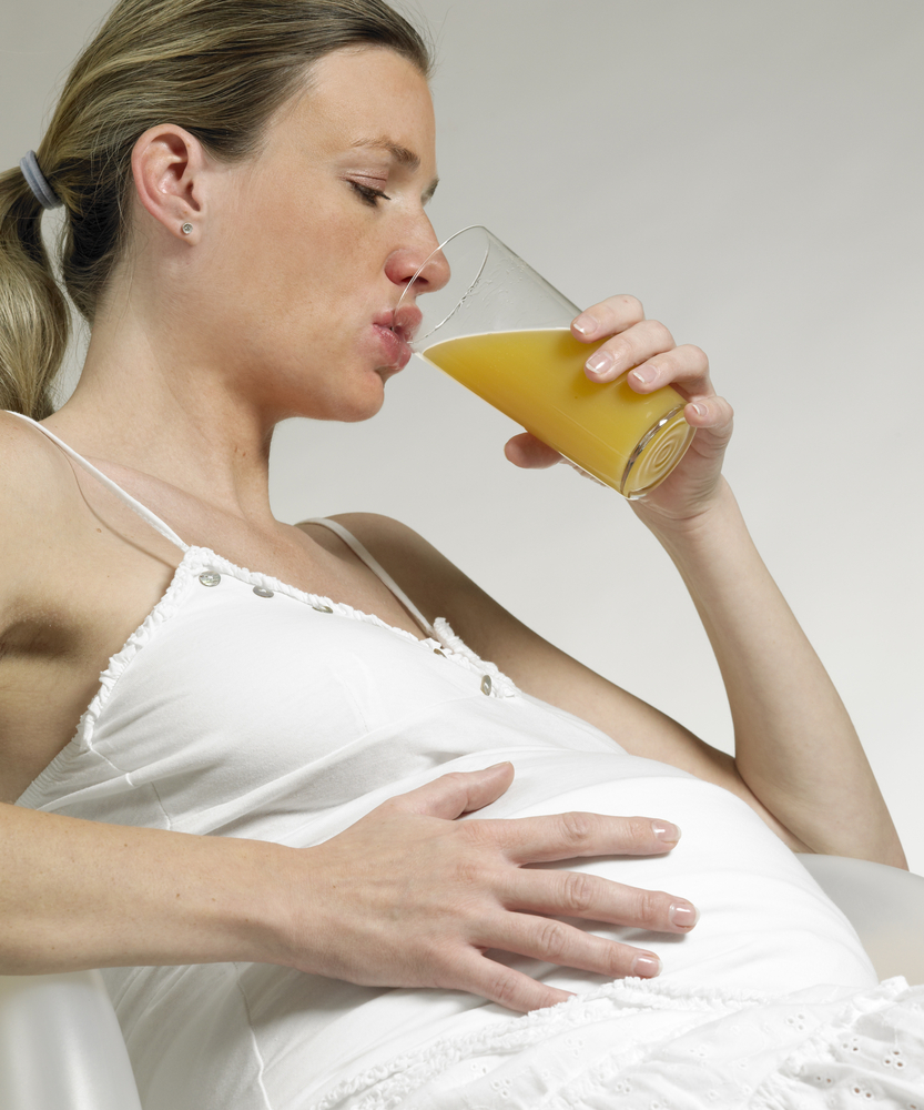 Какво става с плода, когато бременните пият газирано