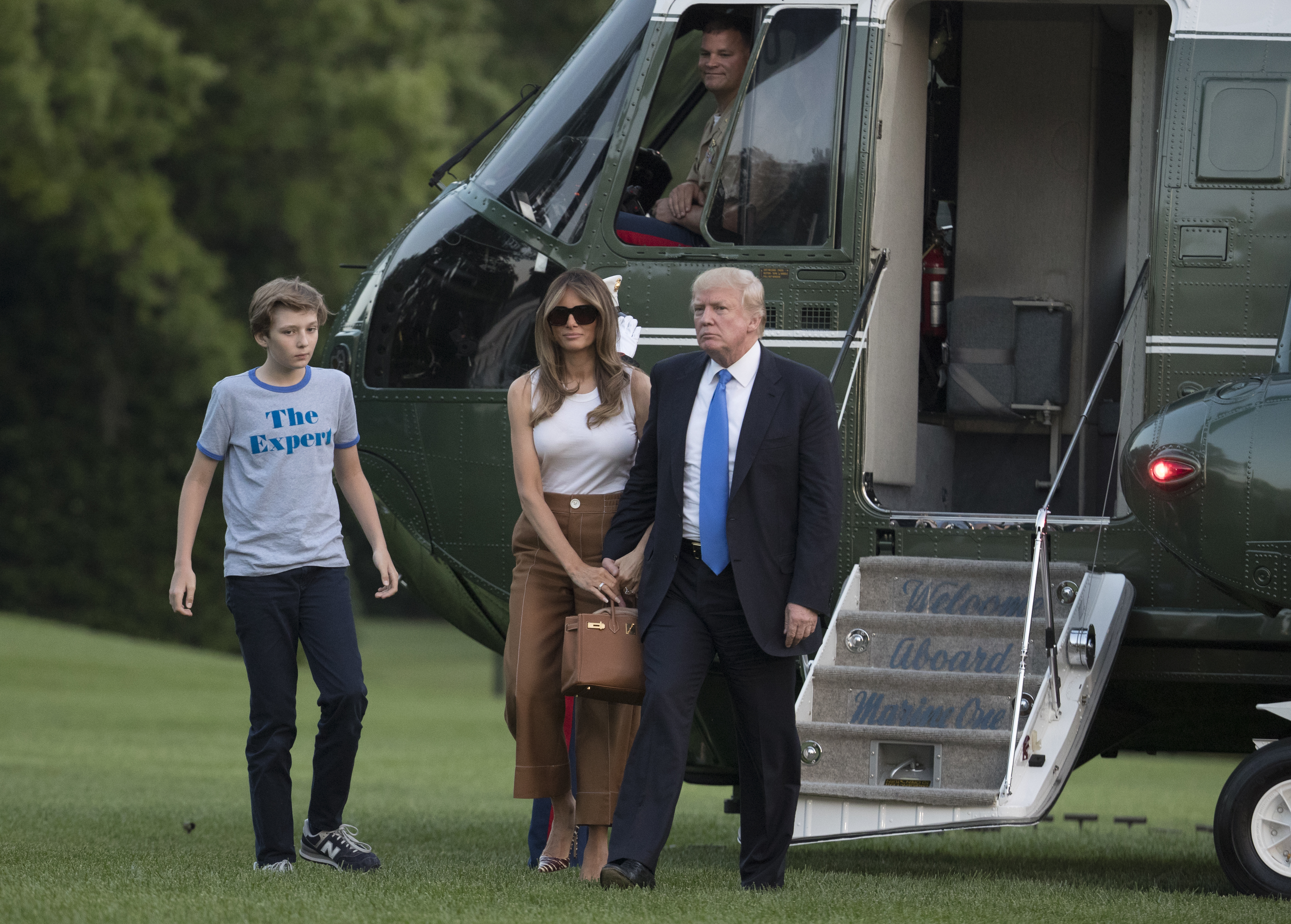 Доналд Тръмп води съпругата си Мелания Тръмп и сина им Барън Тръмп към Белия дом