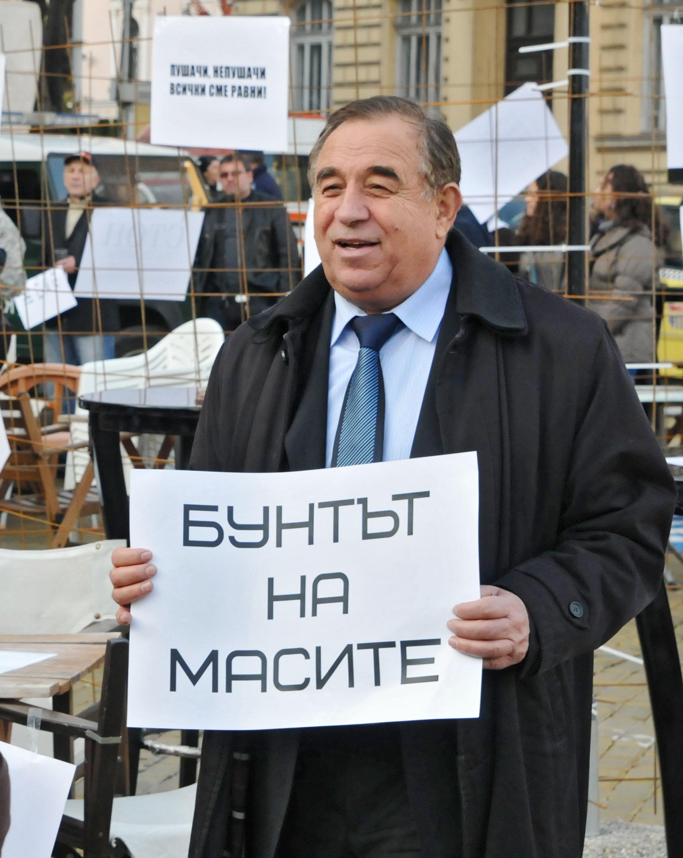 Благой Рагин през ноември 2012 г. на протест срещу забраните за тютюнопушене в заведенията