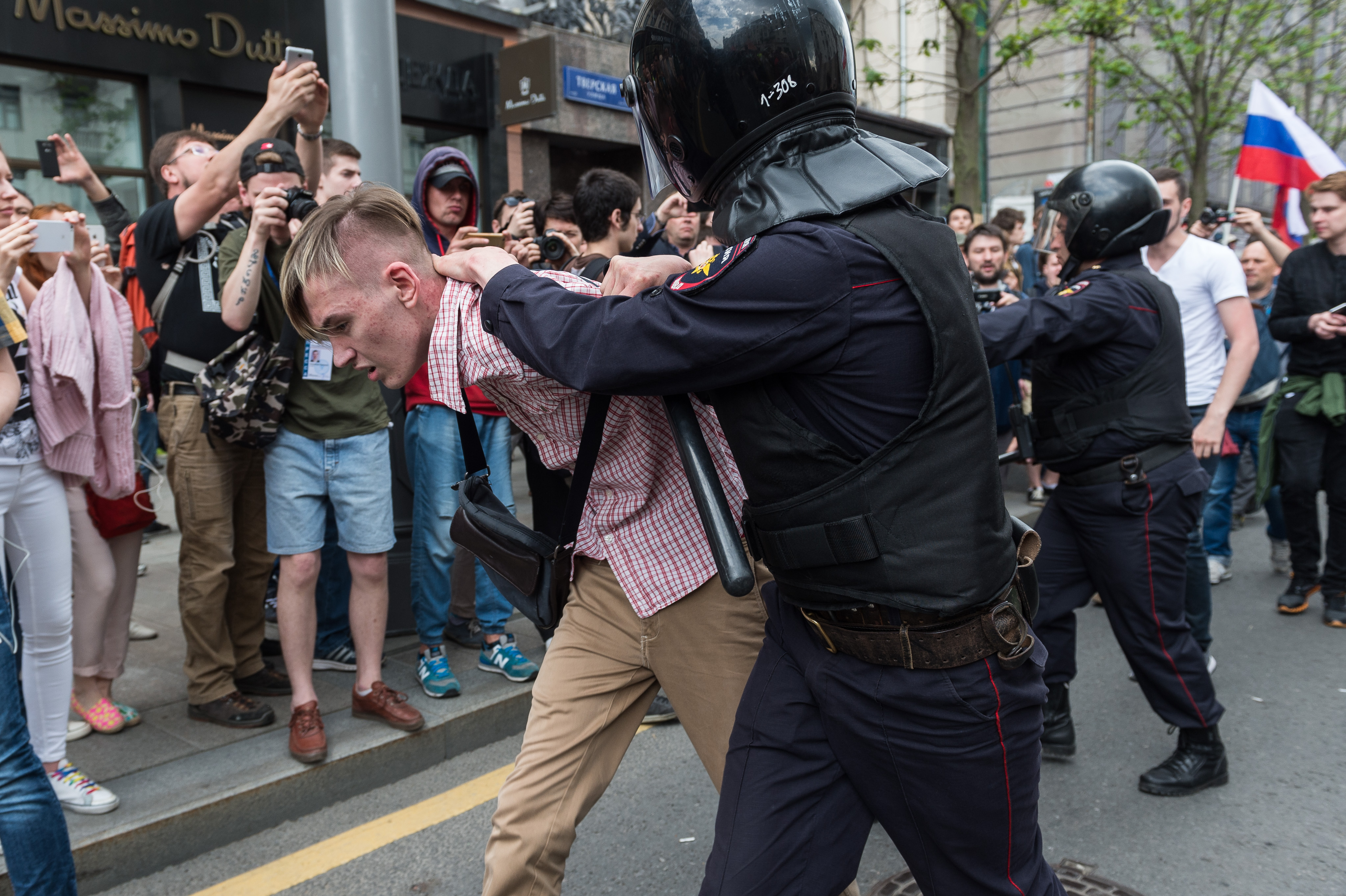 Стотици хора бяха арестувани в протестите в Москва, Санкт Петербург и още няколко града