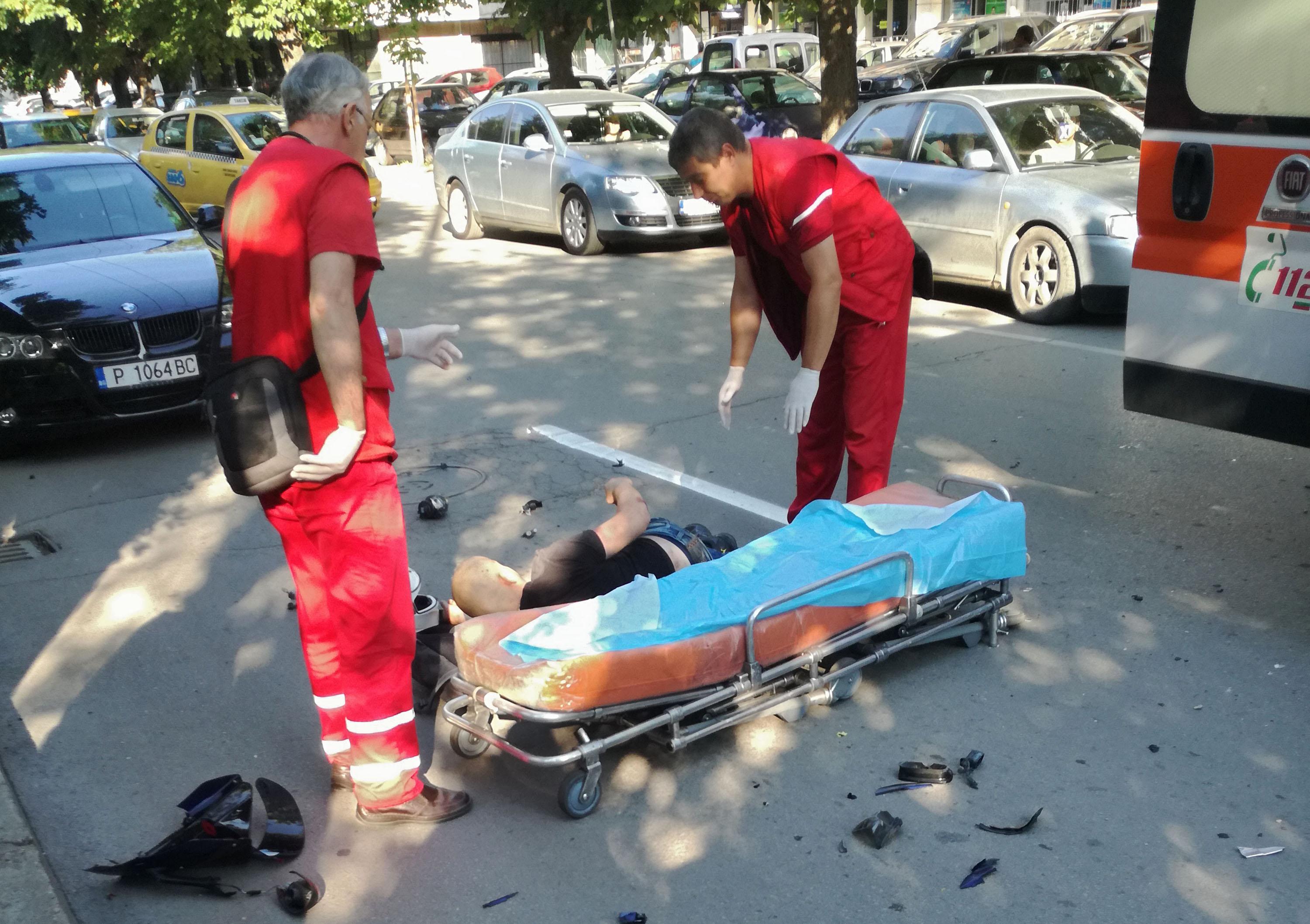Тежка катастрофа в Русе между мотоциклет и автомобил