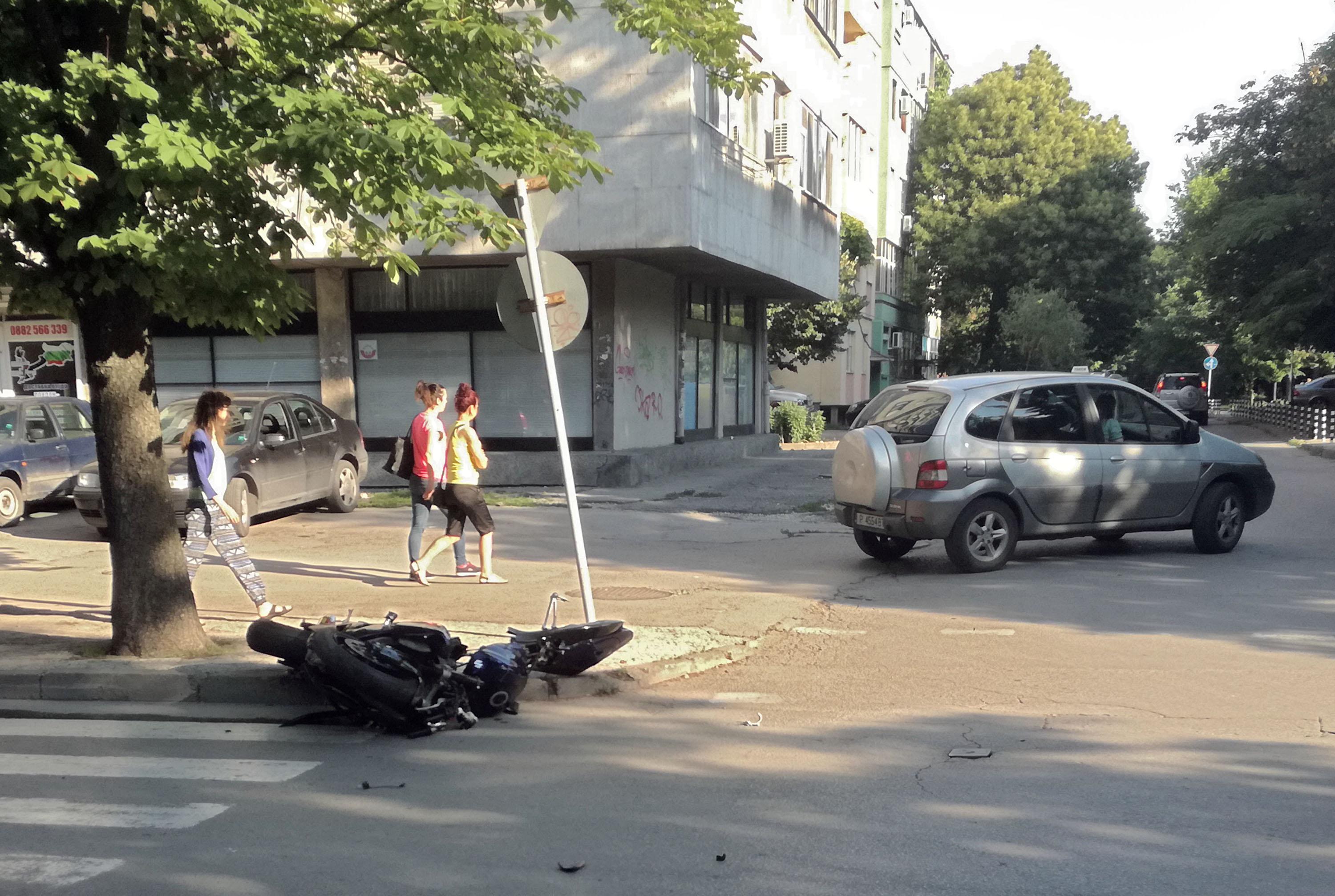 Тежка катастрофа в Русе между мотоциклет и автомобил