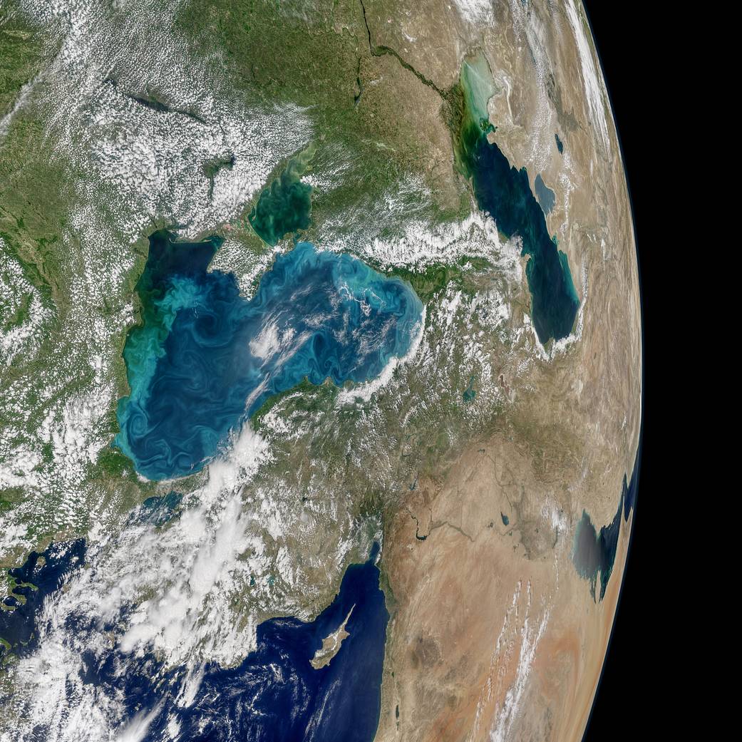 НАСА показа тюркоазени вихри в Черно море (снимки)