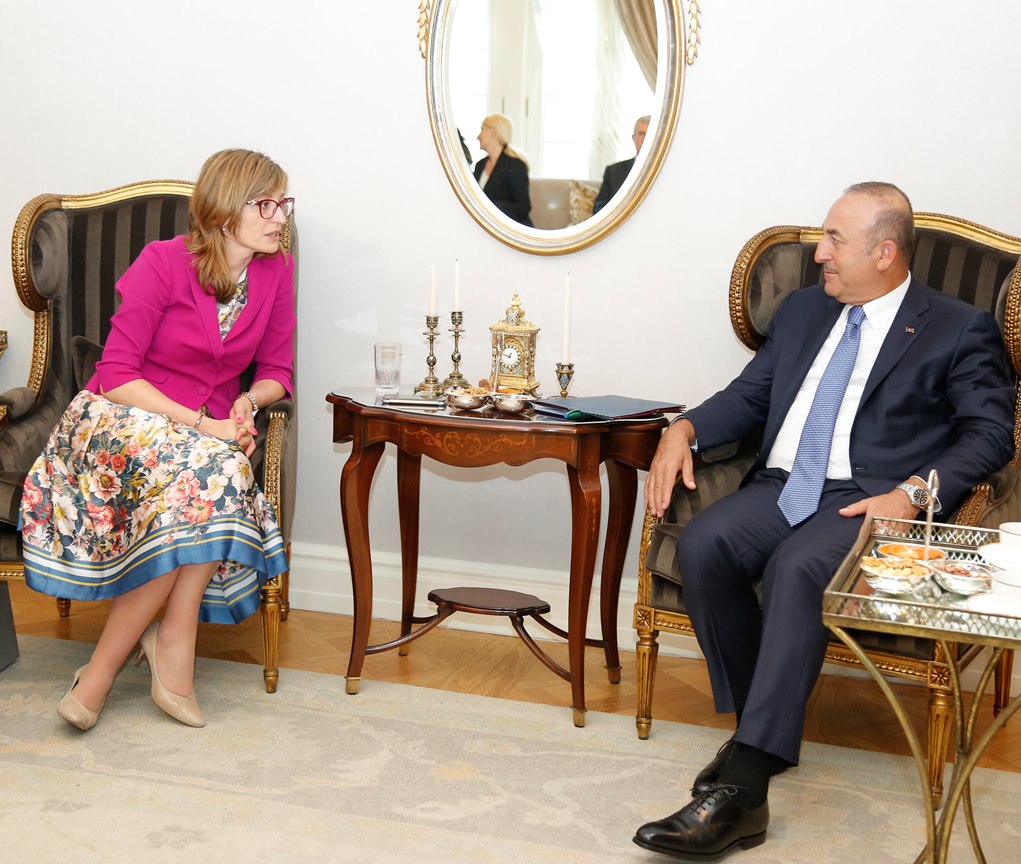 Вицепремиерът Екатерина Захариева се срещна с турския външен министър Мевлют
