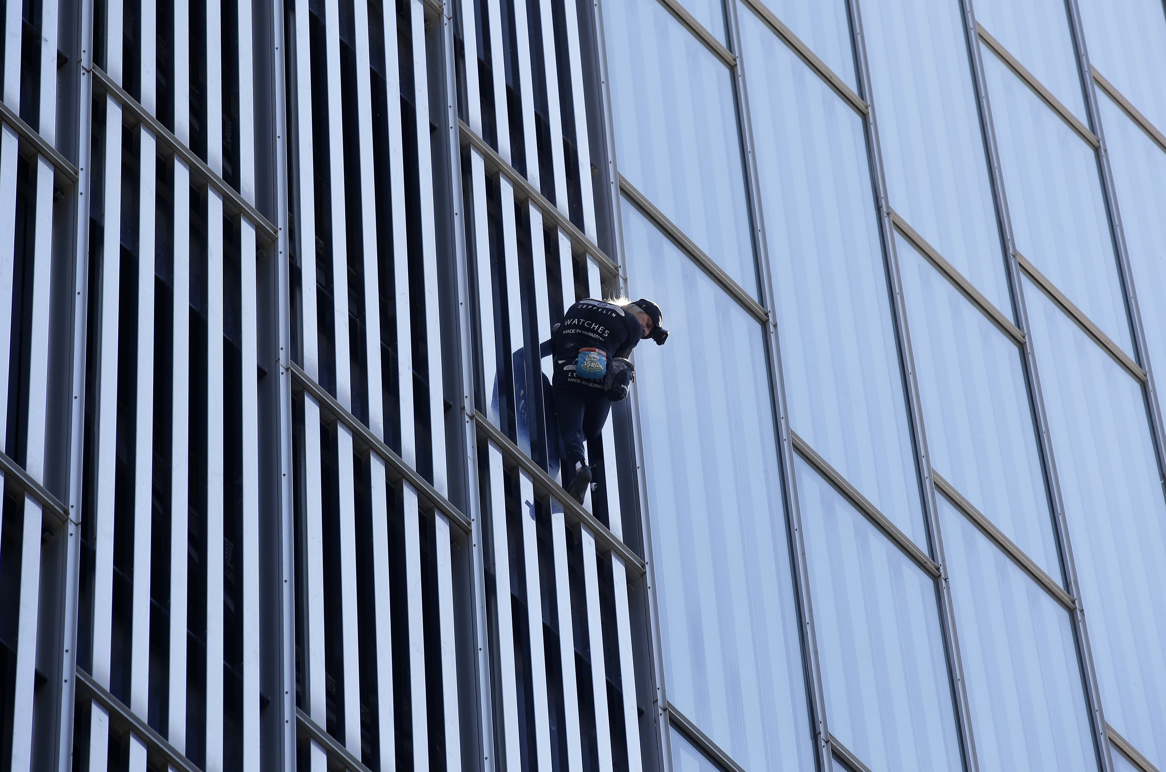 Човекът-паяк изкачи небостъргач и го глобиха (снимки, видео)