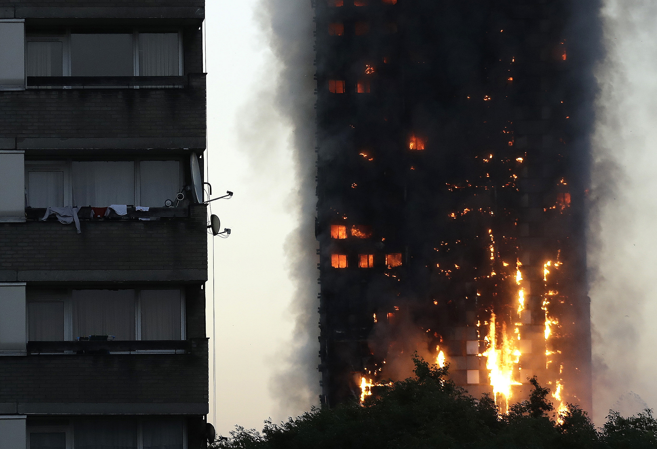 Гори 27 етажен жилищен блок в Лондон