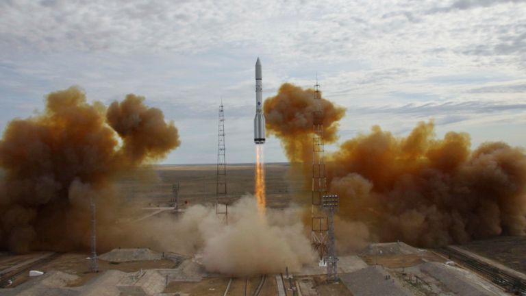 Русия изстреля военния сателит ”Благовест”