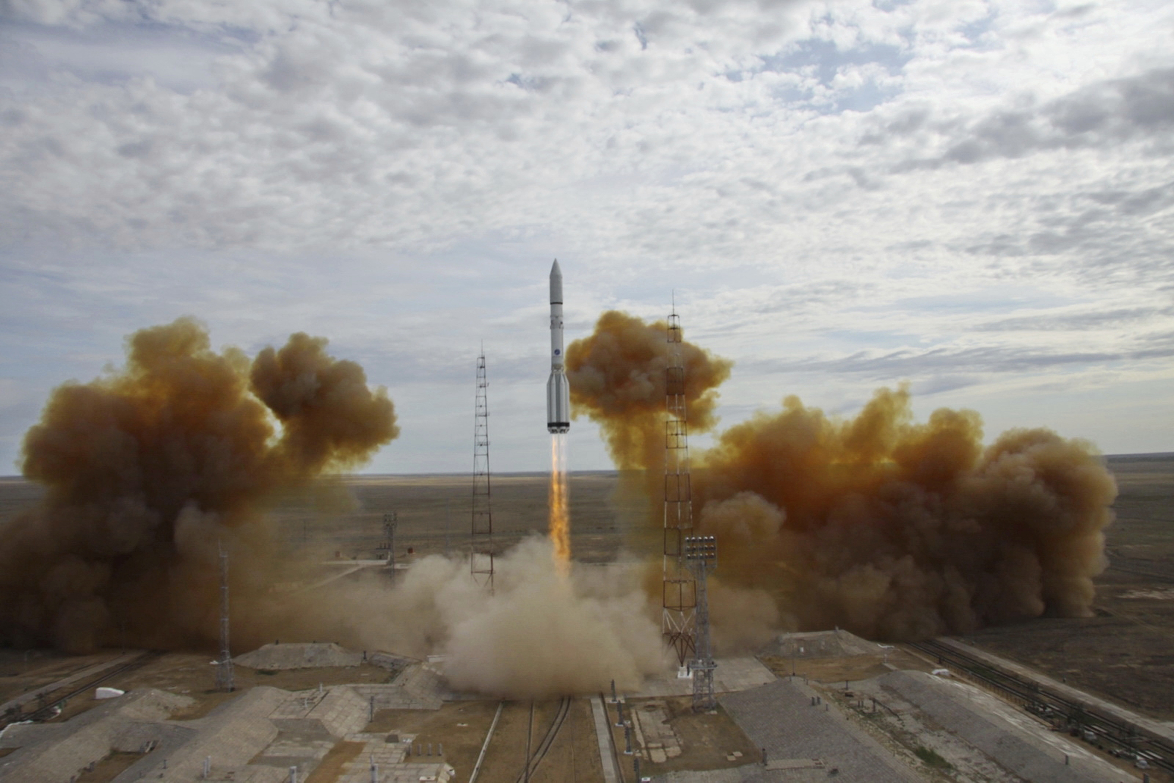 Старт на ракета носител ”Протон М” от космодрума Байконур, Казахстан