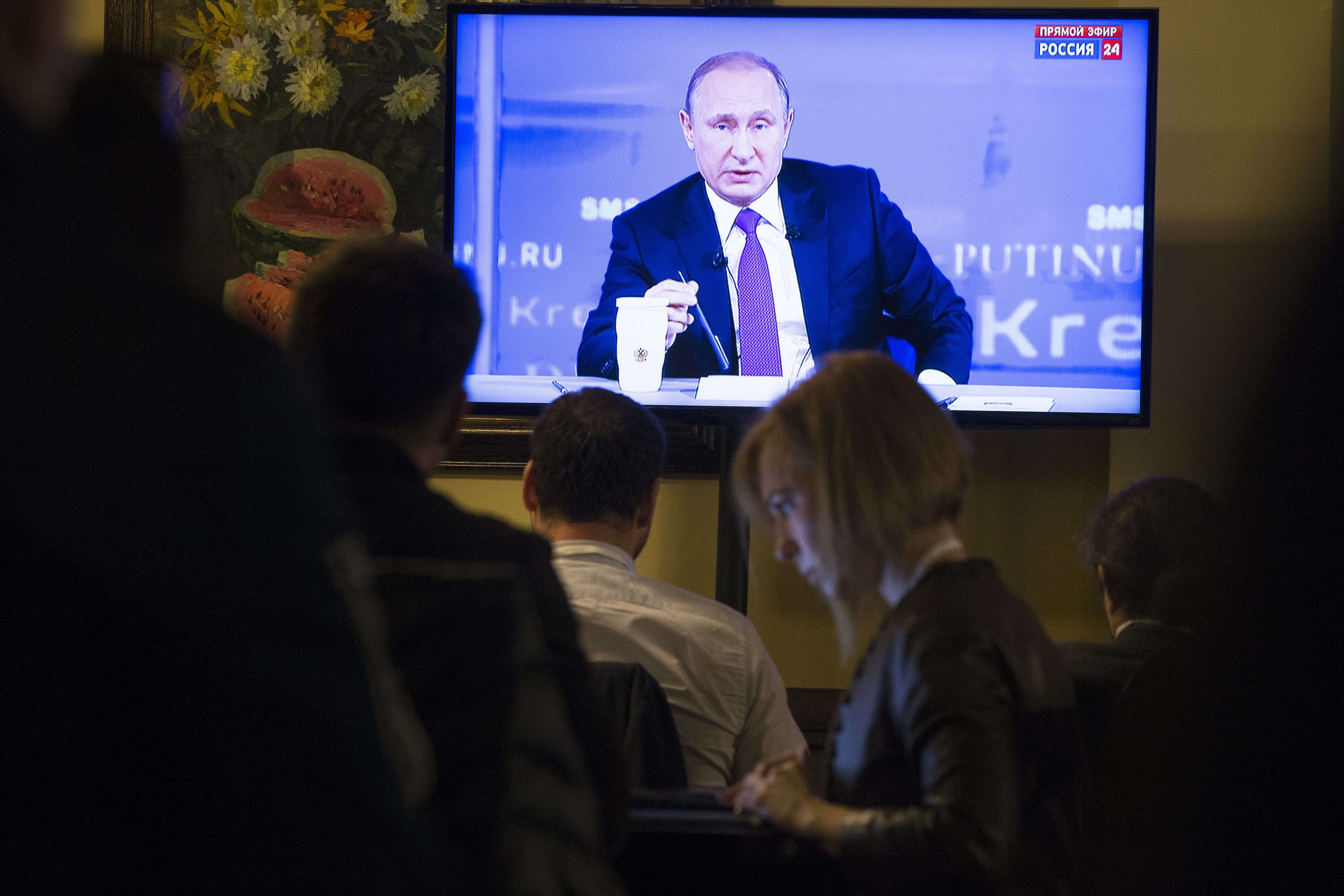 Журналисти наблюдават пряко излъчване на отговорите на Путин на голям екран